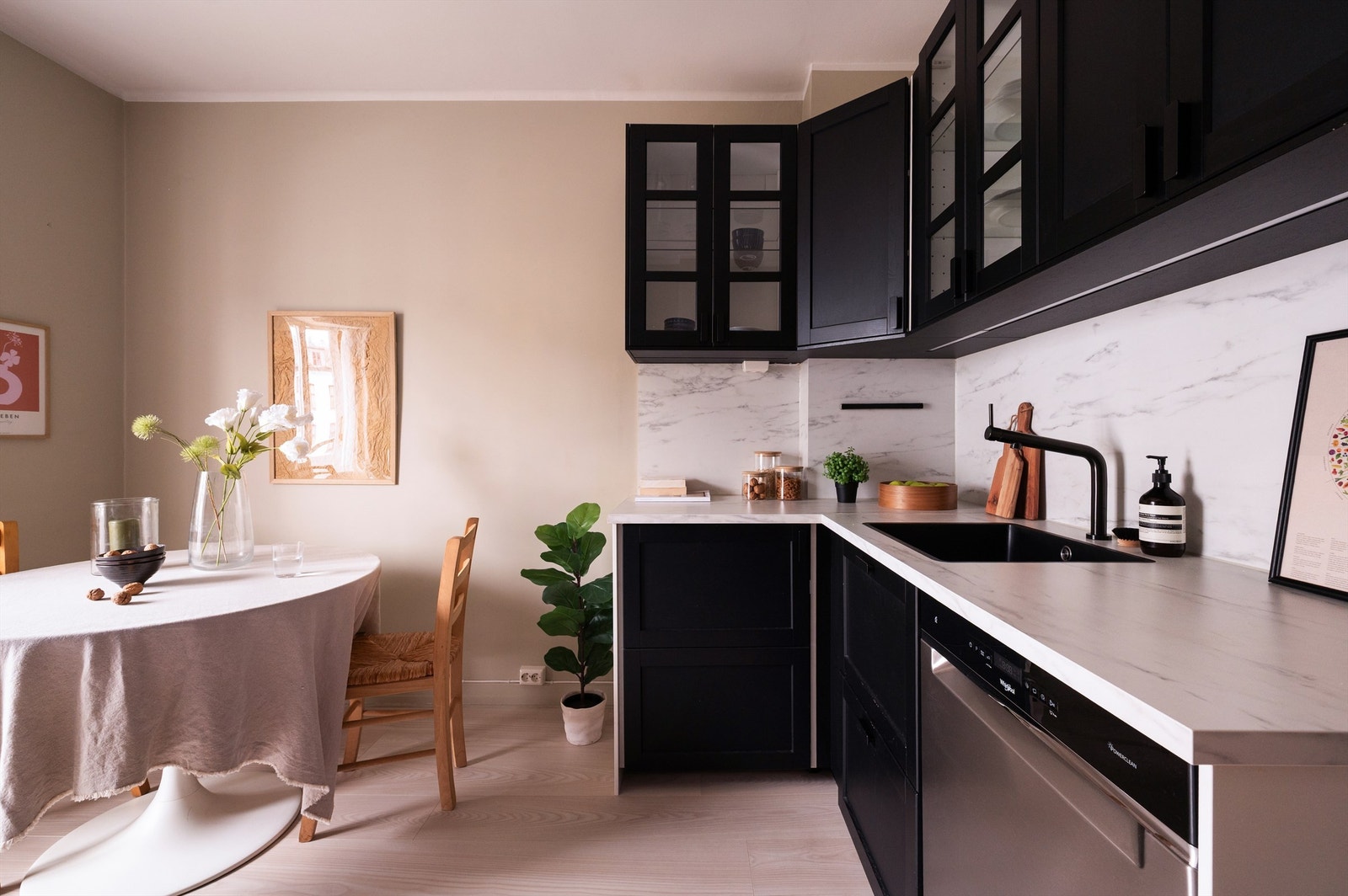 Integrerte hvitevarer som oppvaskmaskin, stekeovn, induksjon koketopp med kullfilterventilator over og kjøl-/fryseskap Galleribilde