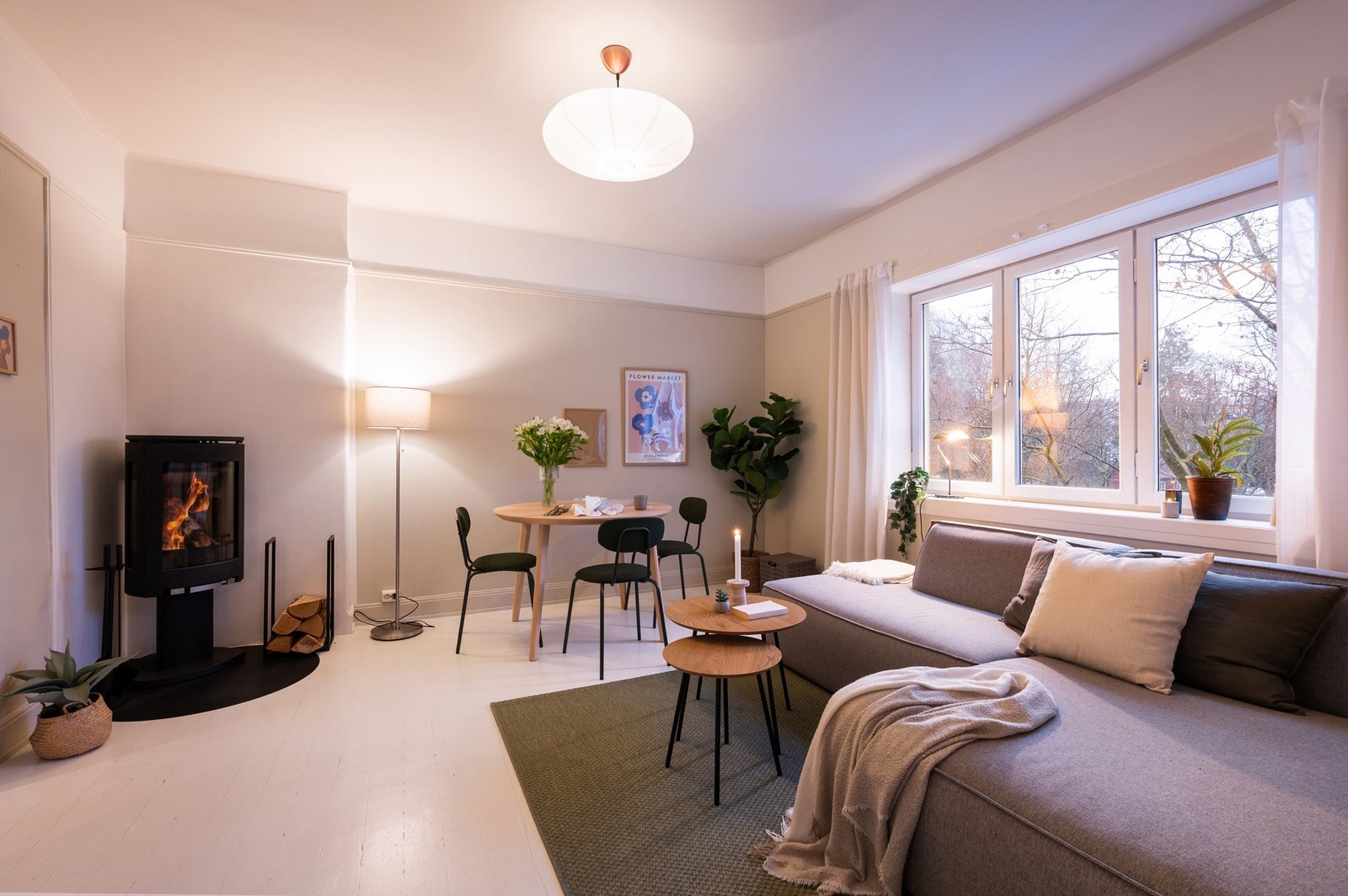 Den varmende peisovnen er et pent møbel i stuen, samtidig som den generer god varme Galleribilde