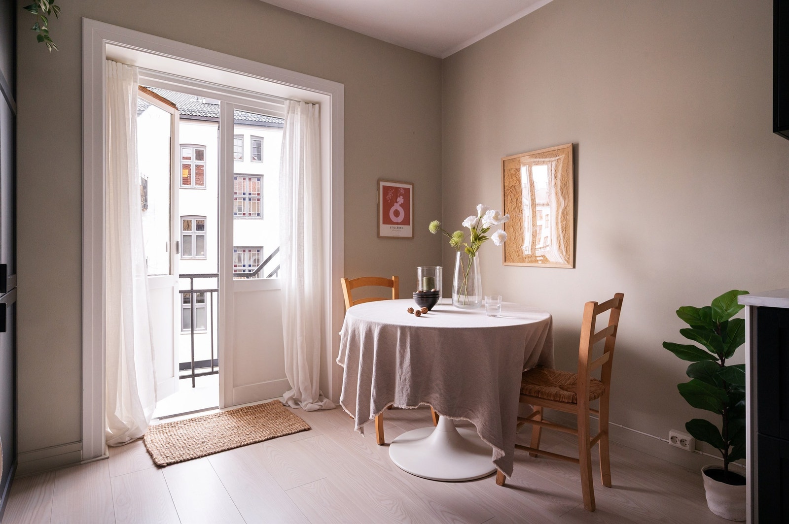 Kjøkkenet er meget romslig med god plass til stort kjøkkenbord hvor man kan spise alle døgnets måltider om ønskelig Galleribilde