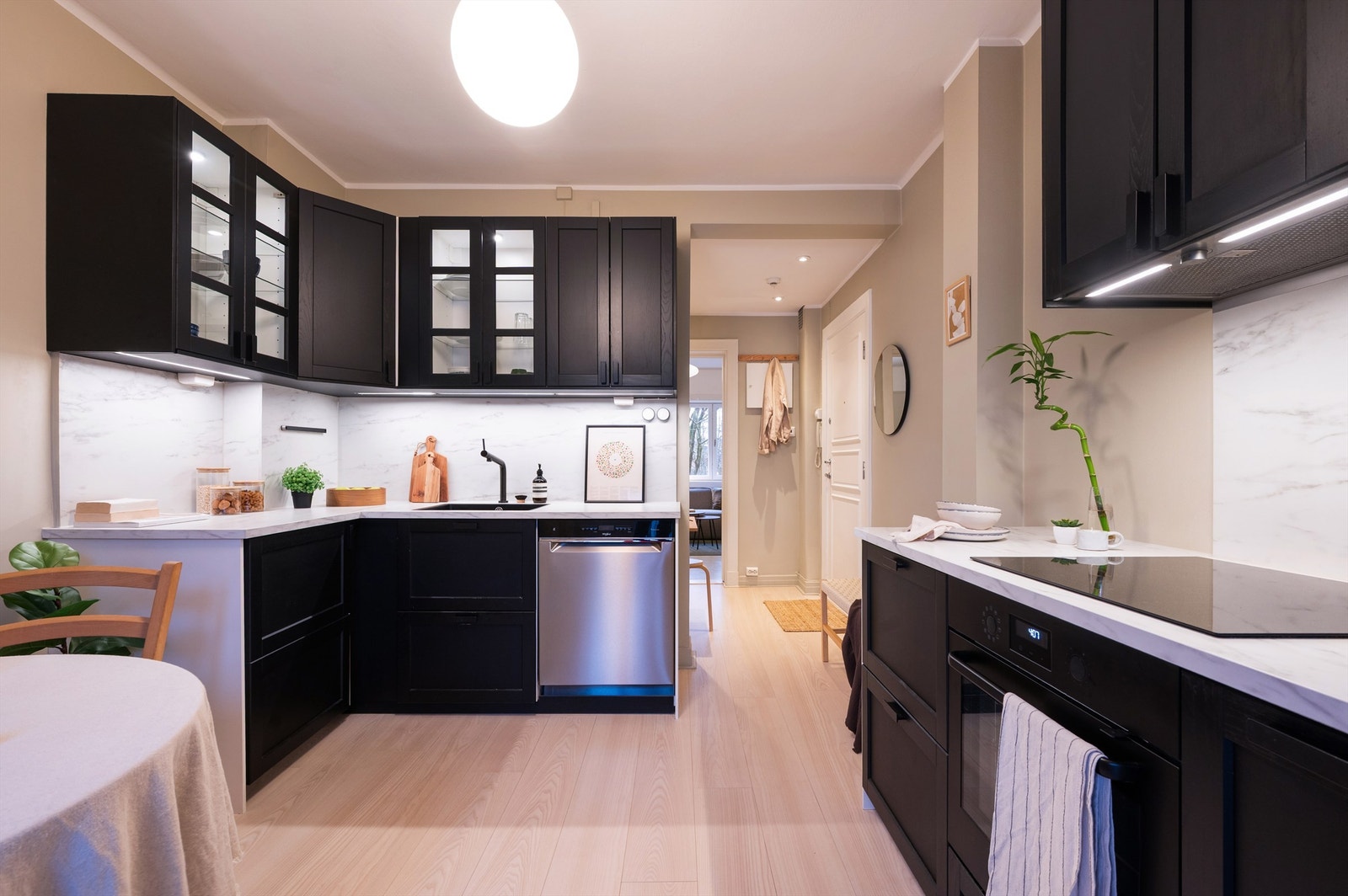 Flott, nyere kjøkkeninnredning med svært god benk- og skapplass Galleribilde