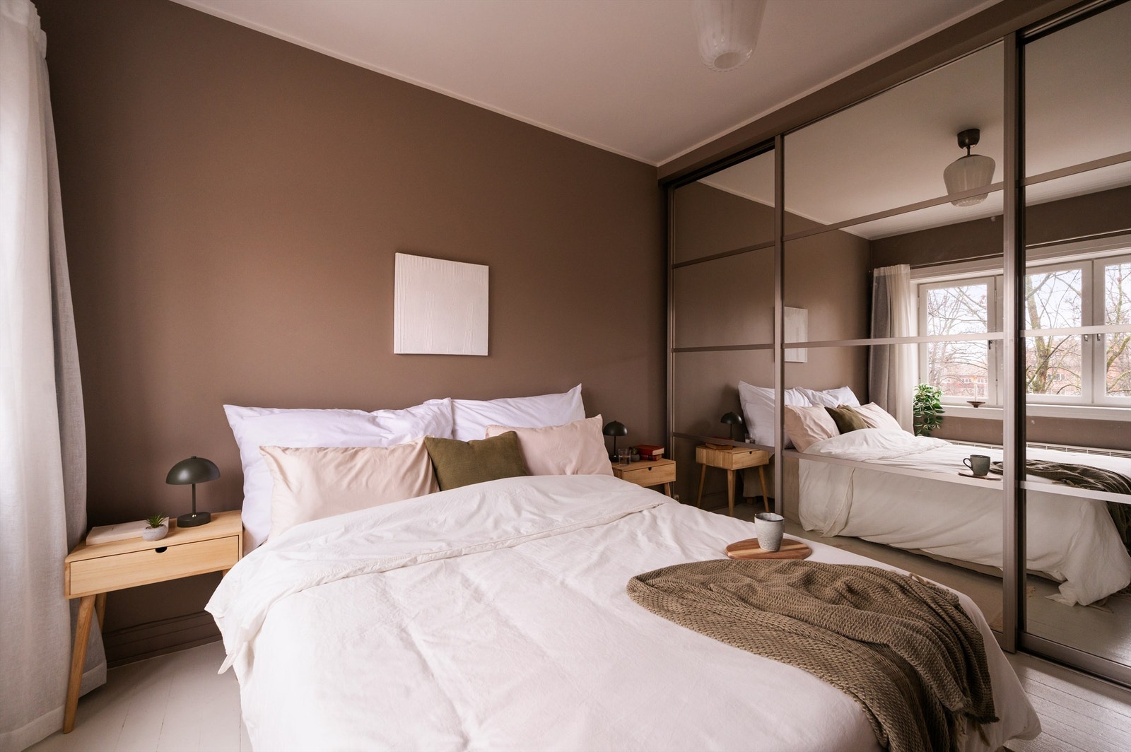 God lagringskapasitet i romslig, plassbygd skyvedørsgarderobe med speildører Galleribilde