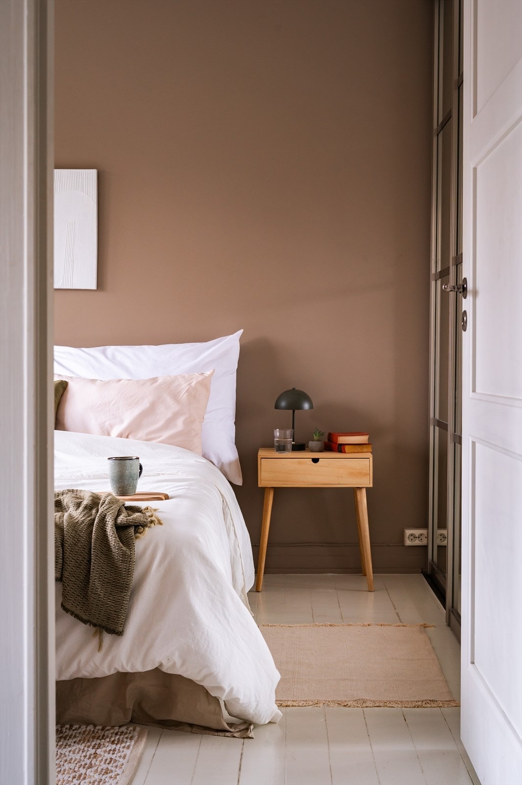 Soverommet er av god størrelse og har rikelig med plass til dobbeltseng og tilhørende nattbord Galleribilde