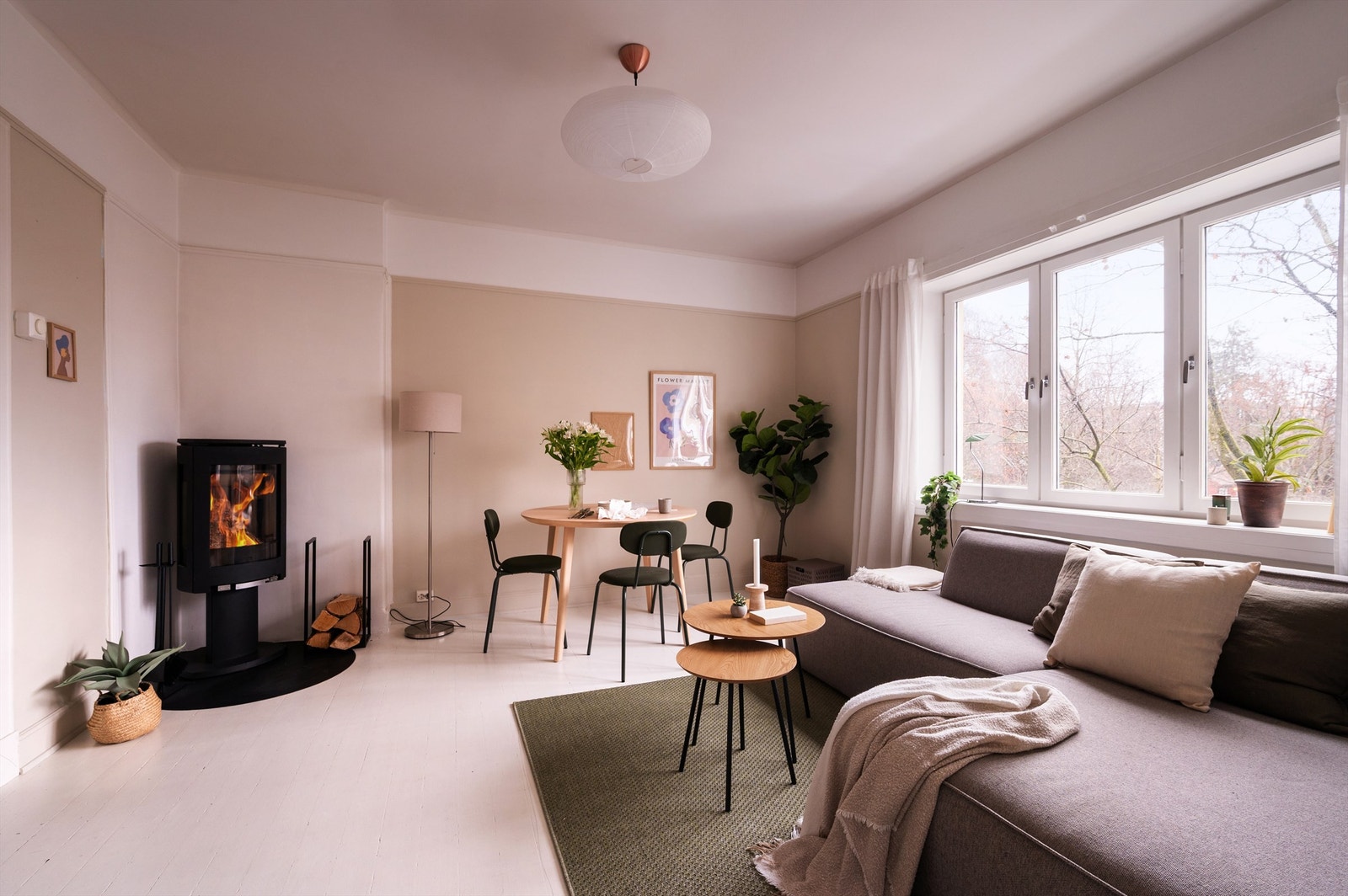 En lys og luftig, gjennomgående 2-roms med adskilt kjøkken, brannbalkong og vedovn Galleribilde