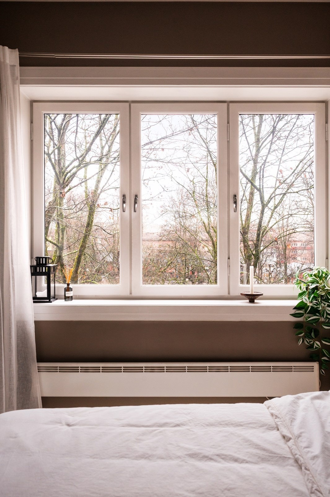 Store vindusflater bidrar til rikelig med naturlig lys inn i rommet Galleribilde