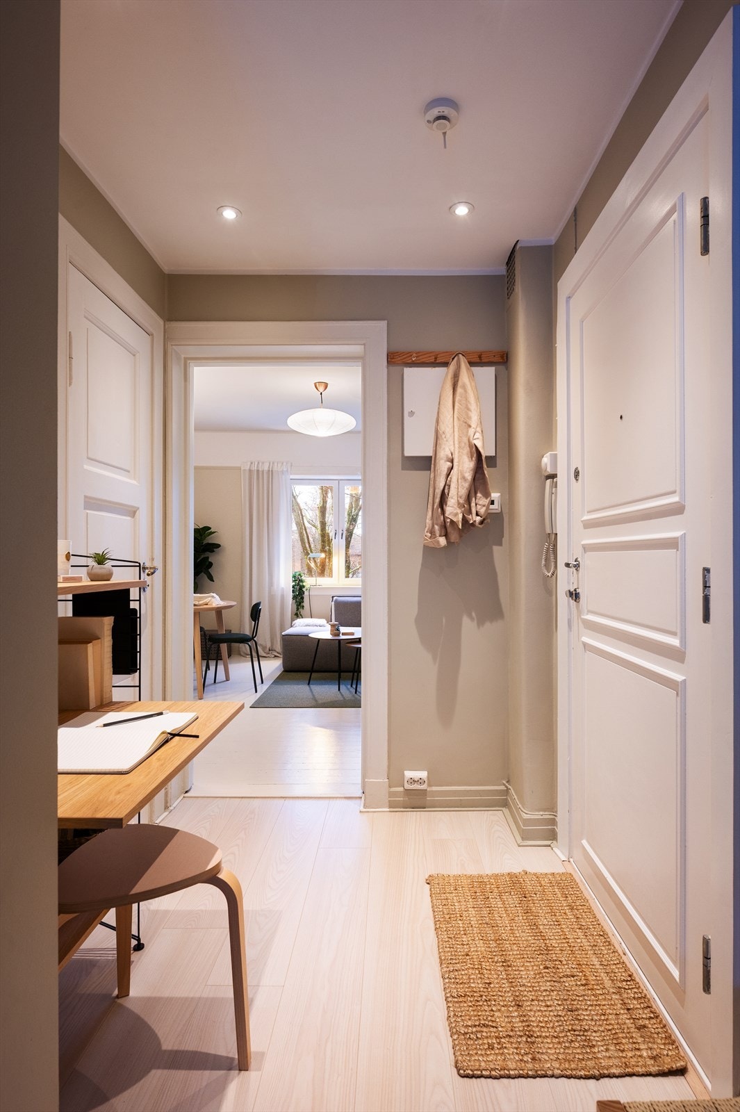 Entreen er malt i en innbydende, lun farge på vegger og på gulvet er det lagt enstavs laminat med varmekabler Galleribilde