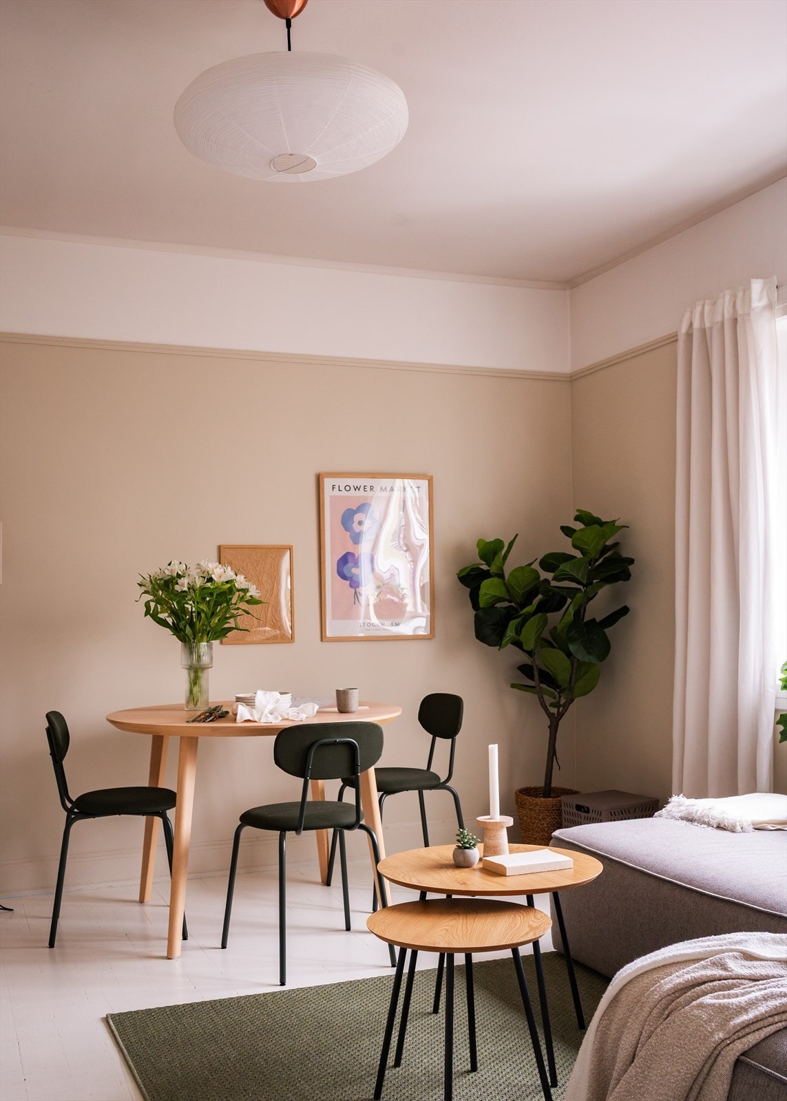 Rommet er romslig og har en spennende form hvor man med enkelthet kan innrede etter eget ønske og personlige stil Galleribilde