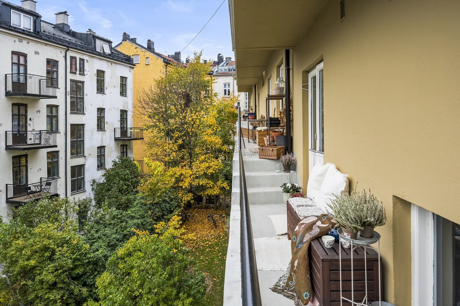 Brannbalkongene brukes flittig av beboerne til spising, soling og dyrking av blomster om sommeren Galleribilde
