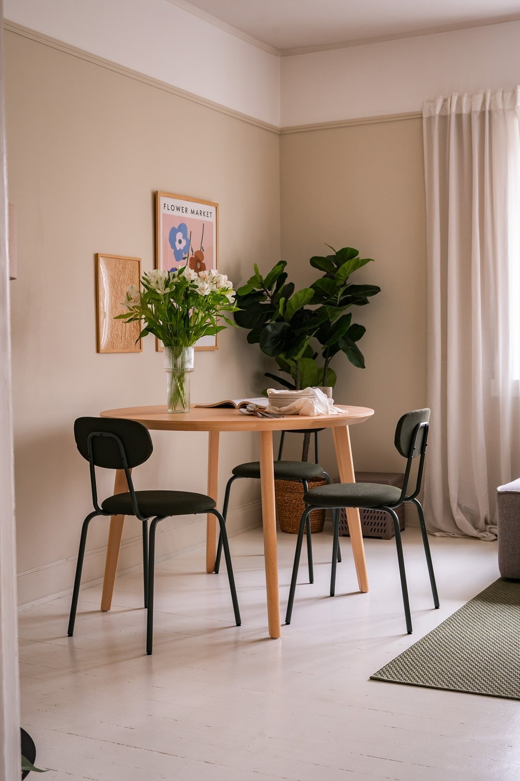 God plass til en romslig spisestue - her kan man invitere gjester uten å bekymre deg for plassmangel! Galleribilde