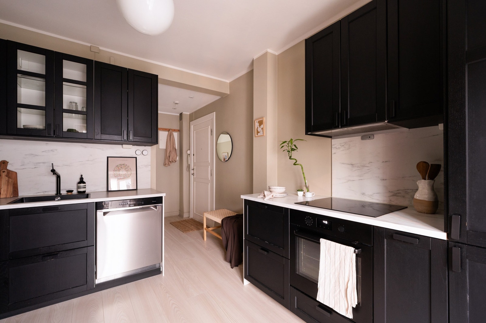 Lekkert, enstavs laminat er lagt på gulvet, både på kjøkken og i gangen er det lagt varmekabler Galleribilde