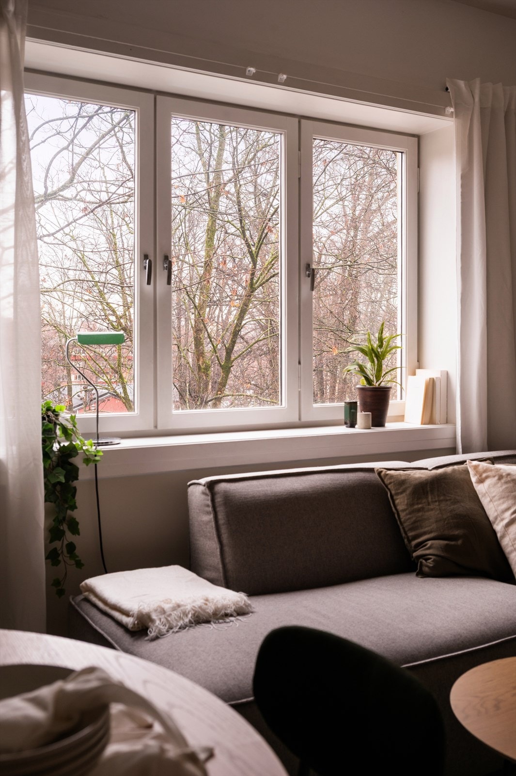 Det første som møter deg er et stort vindu som gir svært gode lysforhold, og som igjen gir en fantastisk atmosfære Galleribilde