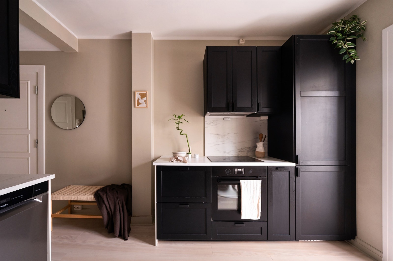 På kjøkkenet har rørlegger lagt opplegg til vaskemaskin, og vaskemaskin som passer inn skap med mulighet for å lukke dør er satt inn Galleribilde