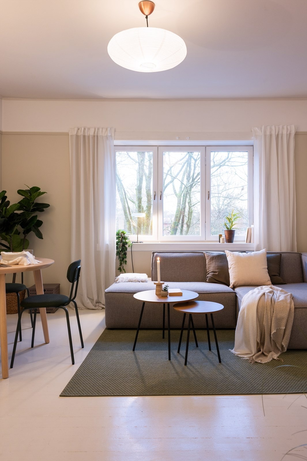 Leiligheten har en svært attraktiv beliggenhet i byggets fjerde etasje med flott utsikt, og så og si ingen innsyn! Galleribilde