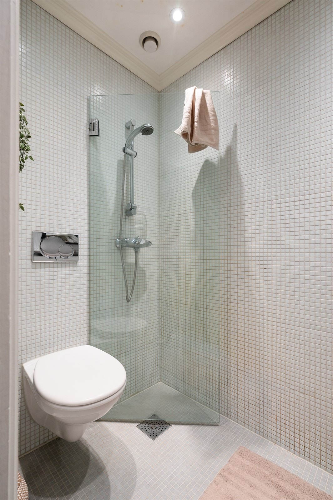 Pent flislagt bad med både downlights i himling og varmekabler i gulv Galleribilde