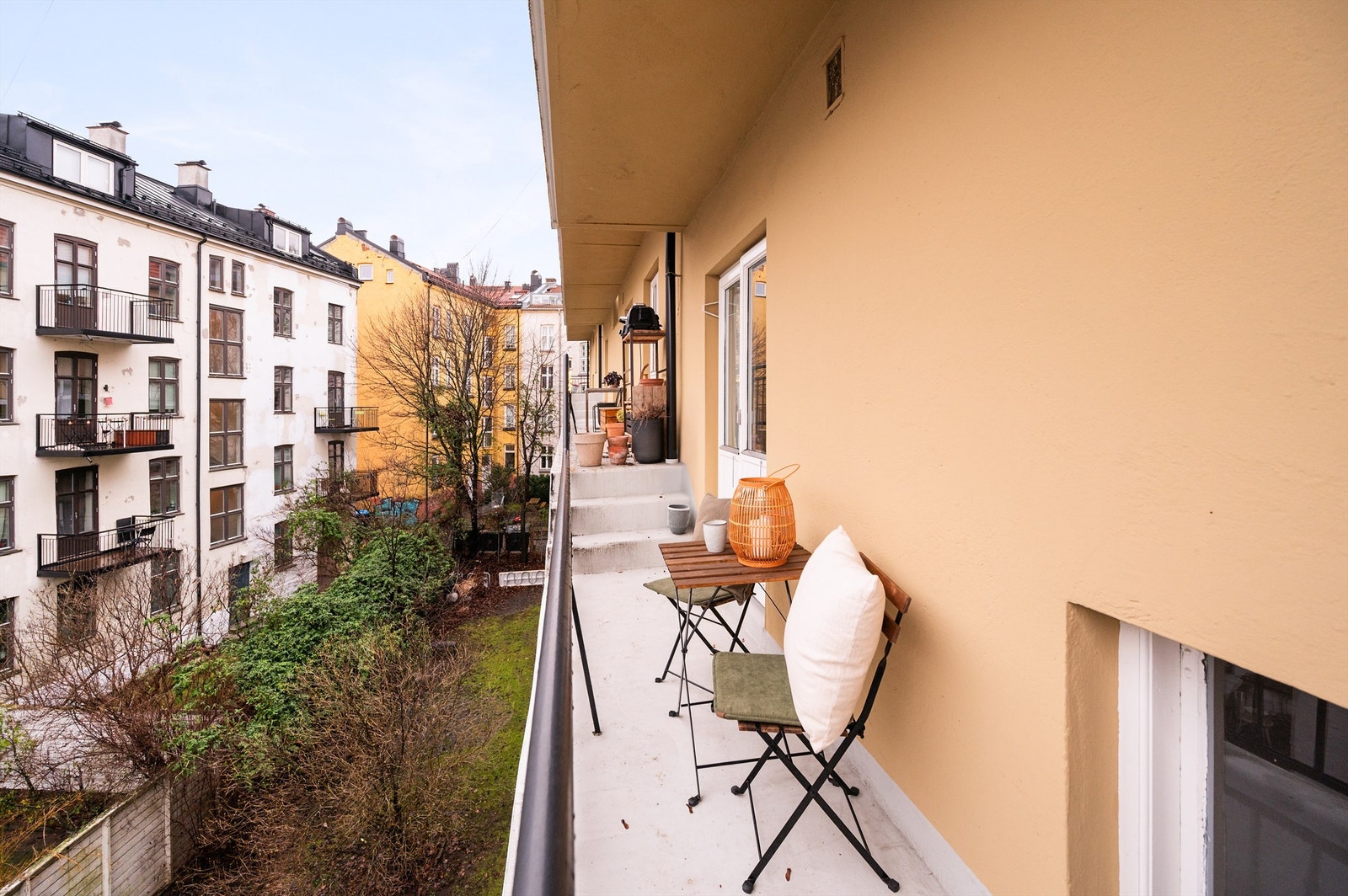 Her har du plass til koselig utemøblement hvor du kan nyte en sen lunsj, eller kanskje en middag i ettermiddagssolen? Galleribilde