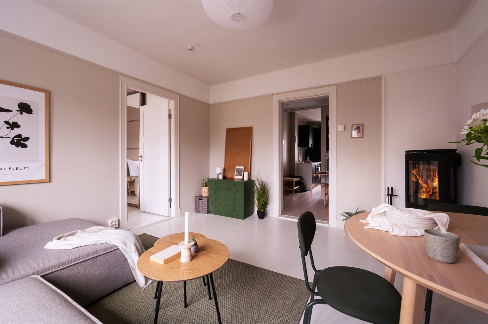 Stuen byr og på god plass til sofa med tilhørende salongbord og tv-seksjon Galleribilde