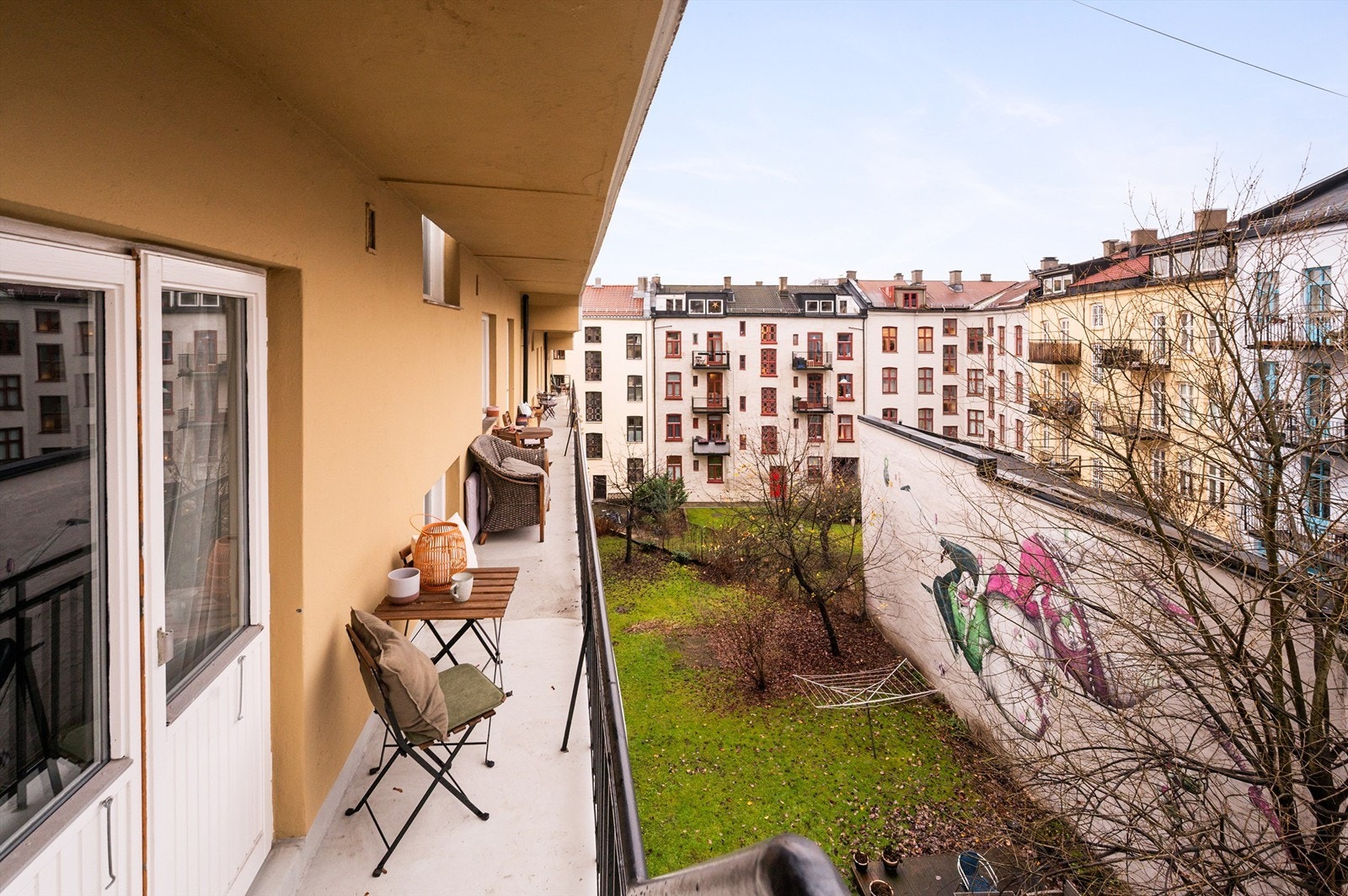 Fra kjøkkenet er det direkte utgang til solrik, vestvendt brannbalkong Galleribilde