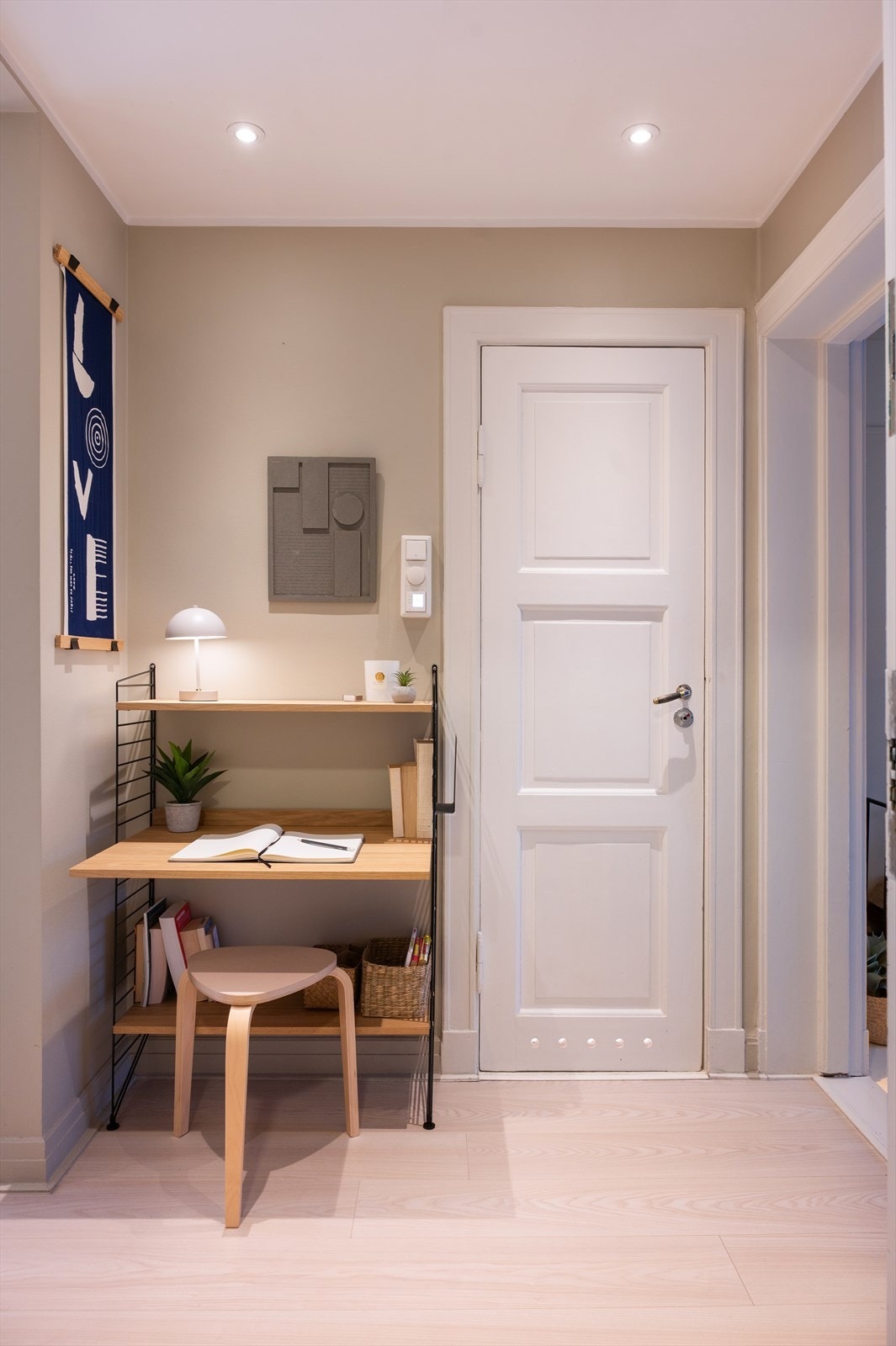 Lys og romslig entré/gang med direkte adgang til leilighetens kjøkken, stue og baderom - noe som understøtter boligens gode planløsning Galleribilde