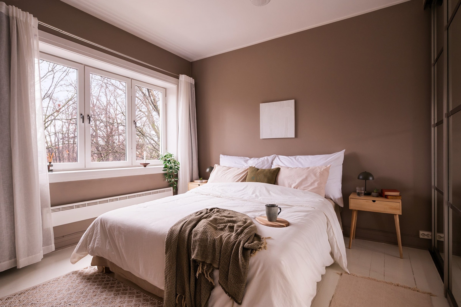 Soverommet vender inn mot stille og rolig parkområde med tilnærmet ingen trafikk Galleribilde