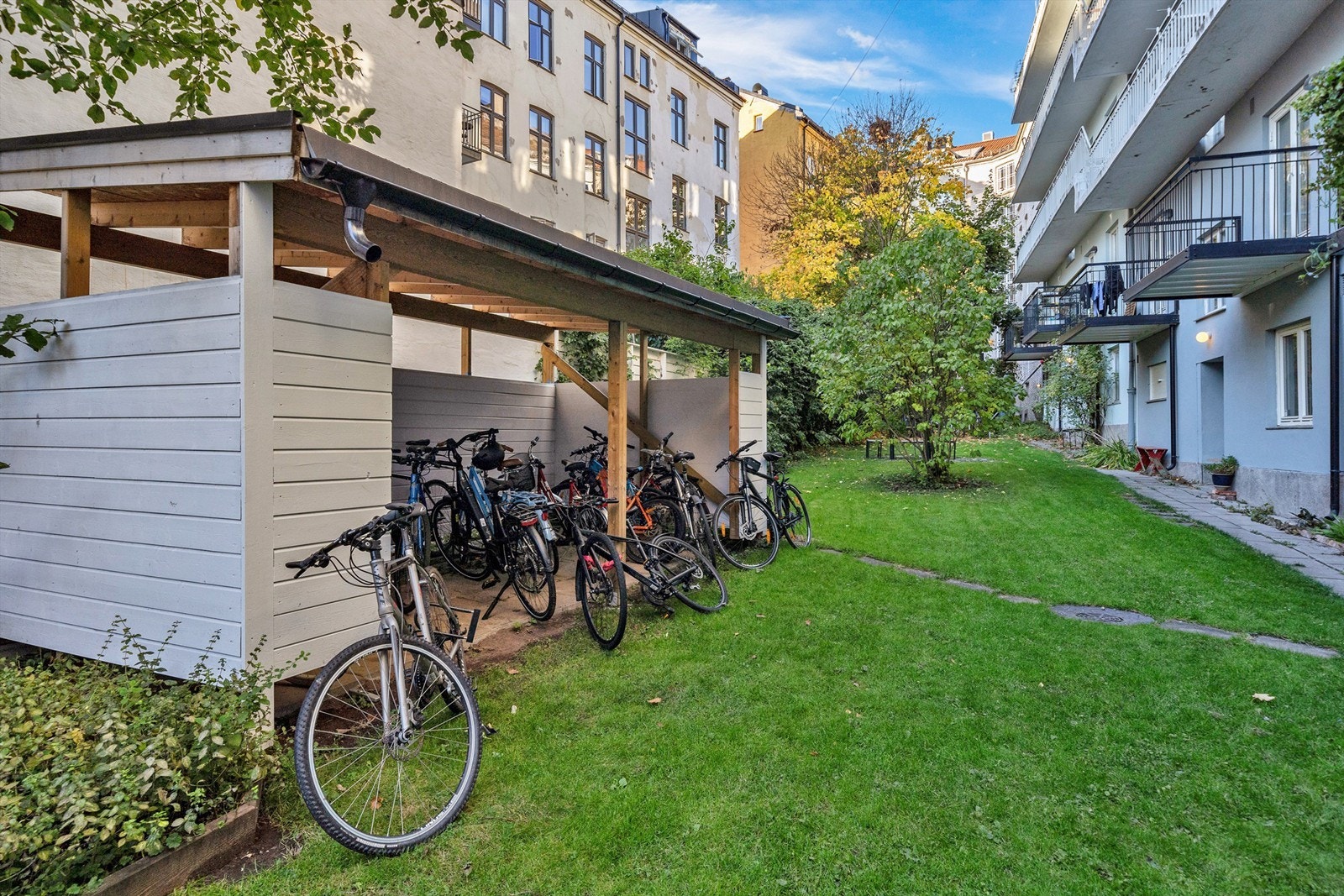 Mulighet for sykkelparkering under tak i bakgård Galleribilde