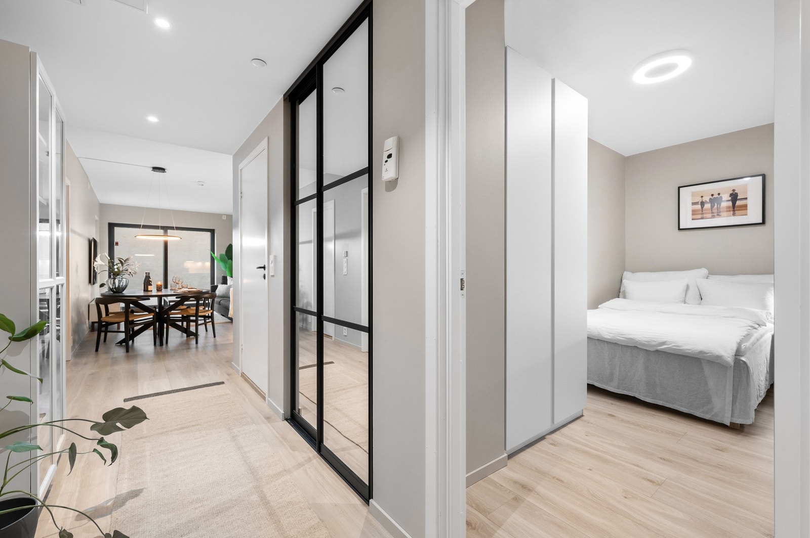 Boligen varmes opp i kombinasjon av elektrisitet og fjernvarme. Sistnevnte er inkludert i felleskostnadene. Galleribilde