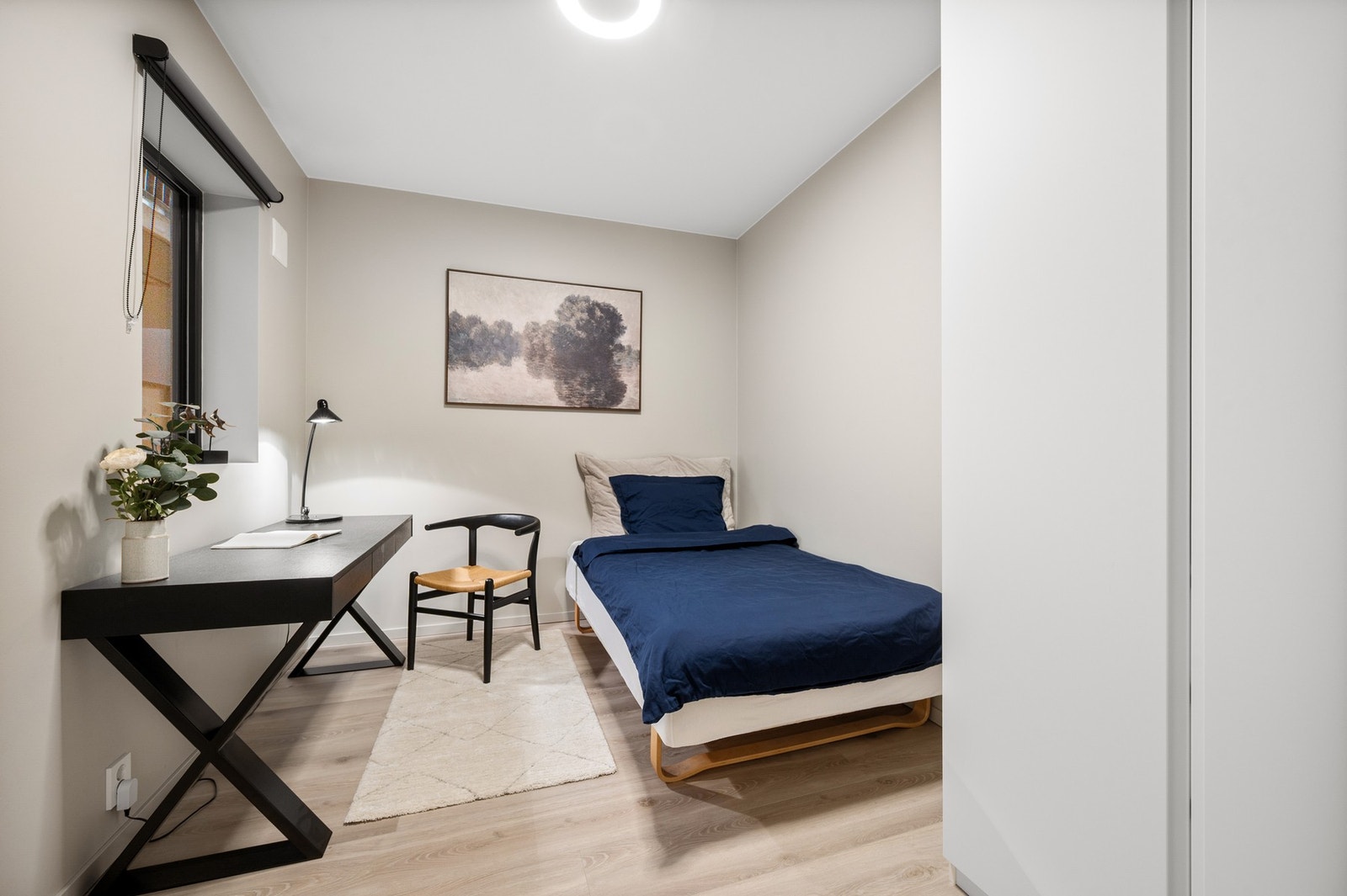 God plass til både seng, kontorpult og ønsket garderobeløsning. Galleribilde
