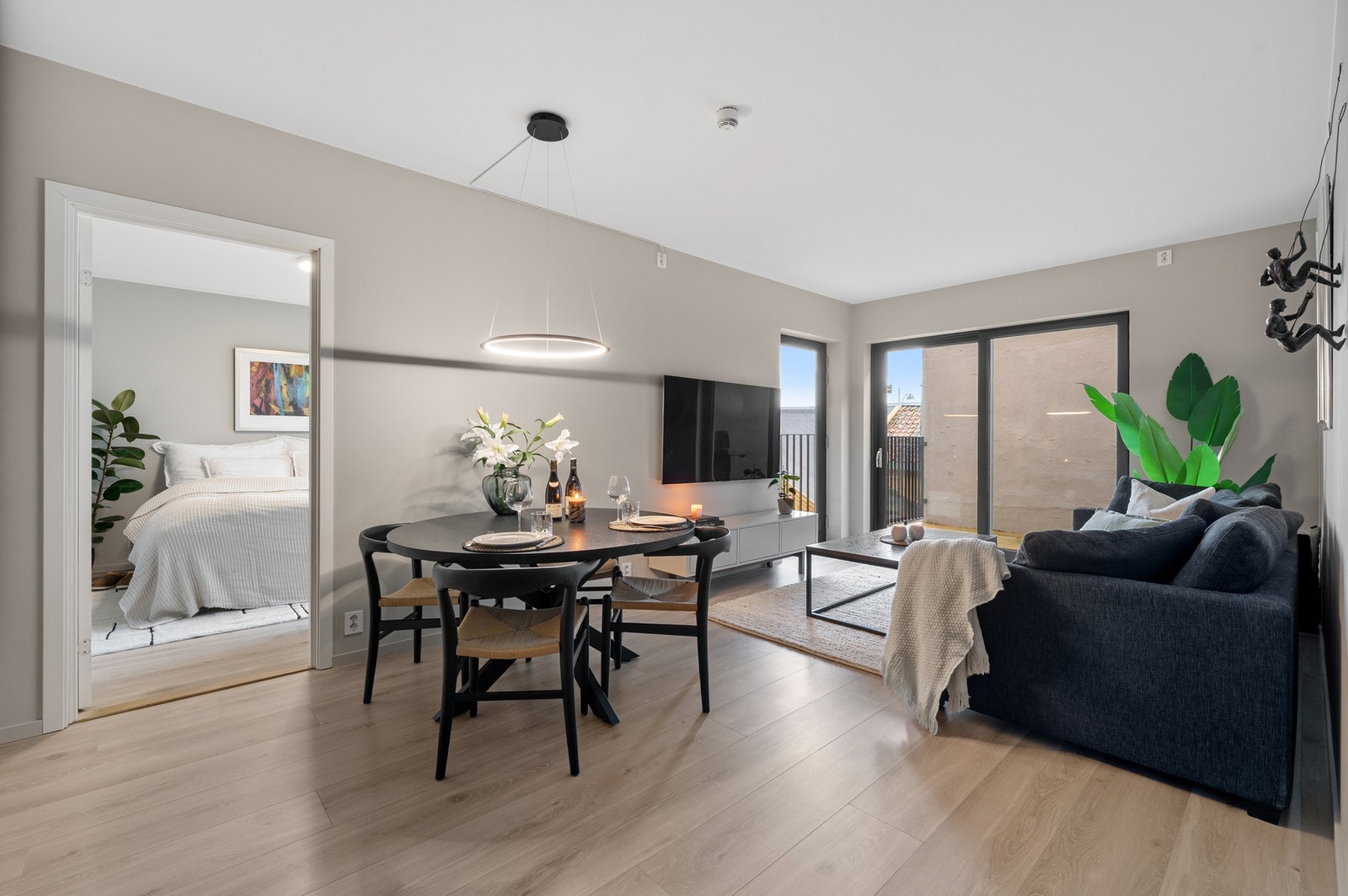 Åpen og gjennomtenkt planløsning som binder stue og kjøkken sammen til et sosialt midtpunkt. Galleribilde