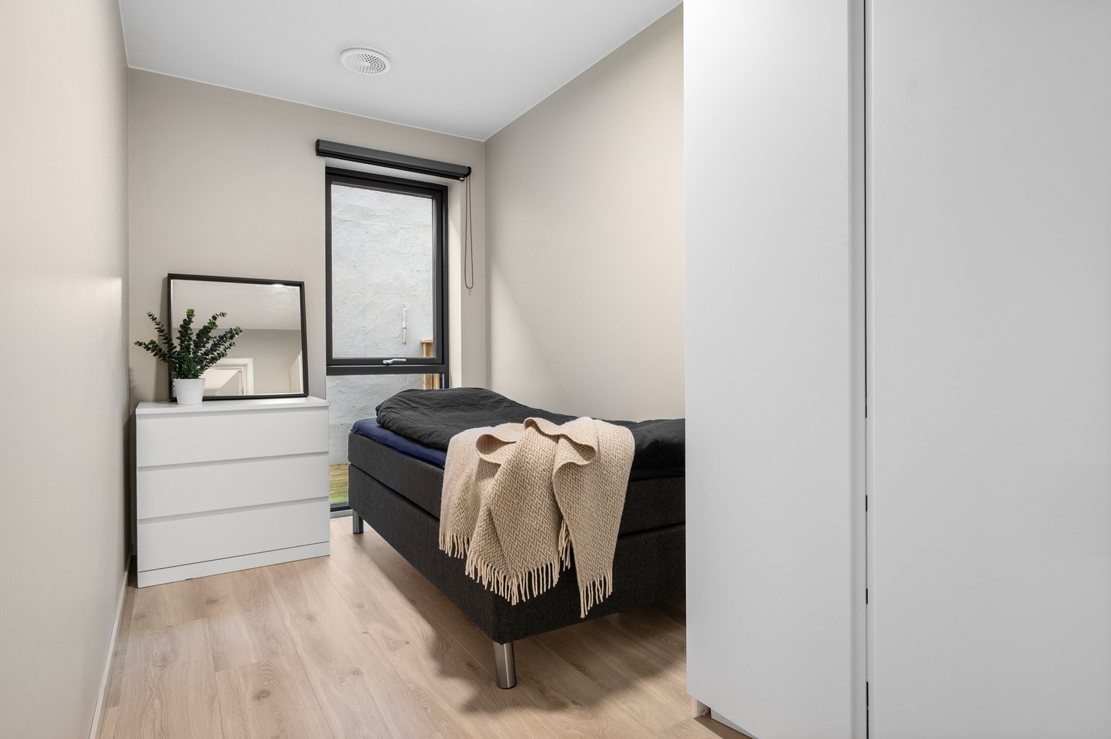 Soverom 3 er etablert av nåværende eier. De tre andre soverommene er oppmålt til hhv. 6,9 m², 7,6 m² og 9,1 m². Galleribilde