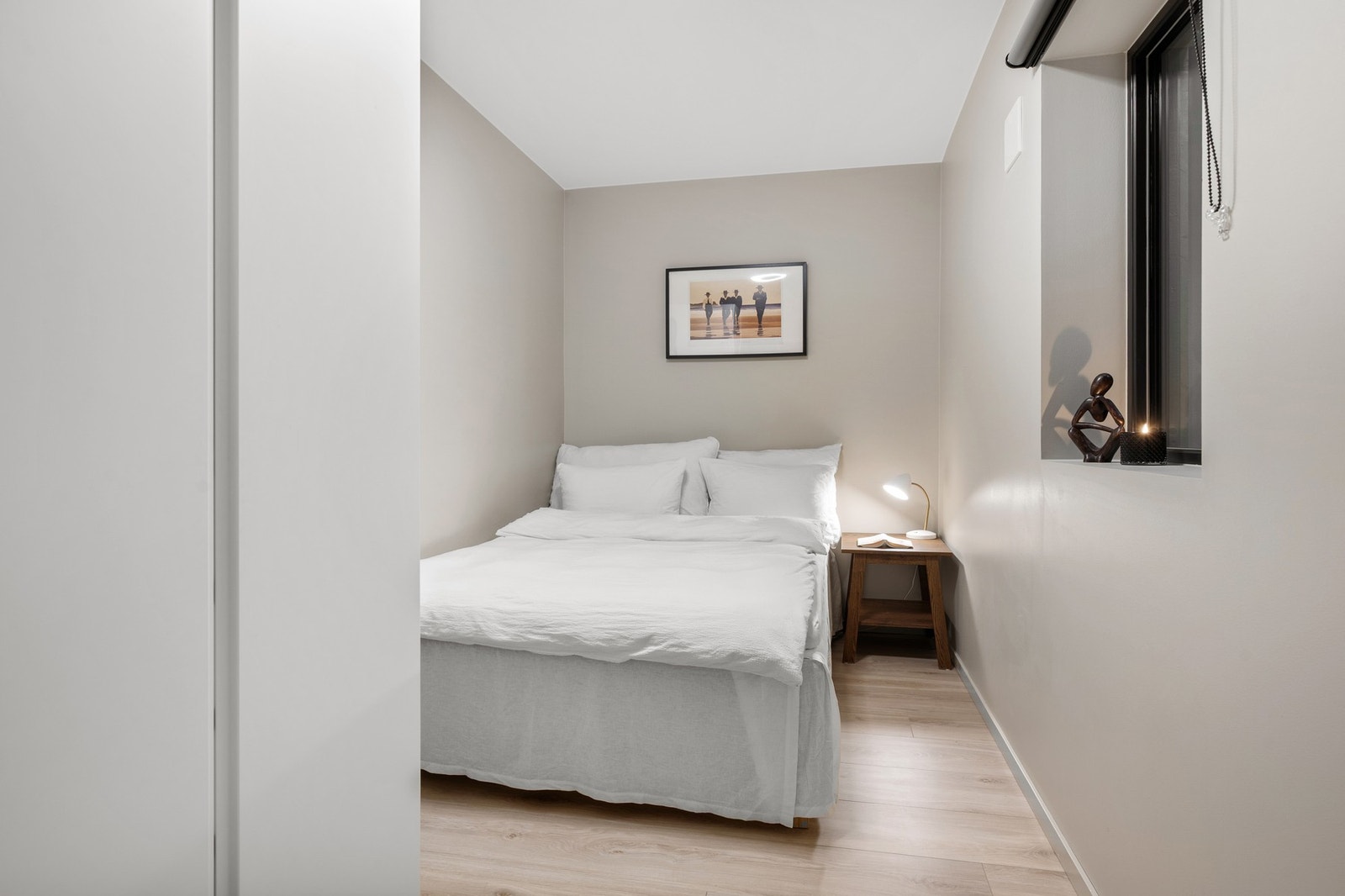 Rommet har god plass til både dobbeltseng og garderobeskap. Galleribilde