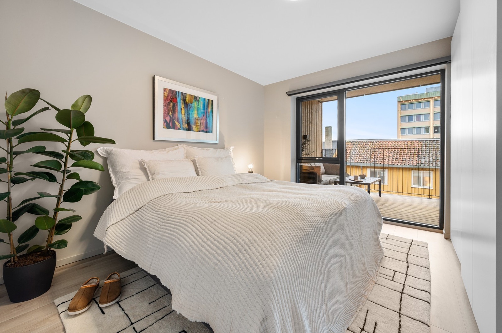 Romslig hovedsoverom på 13,5 m², med god plass til dobbeltseng. Legg merke til de store vindusflatene. Galleribilde