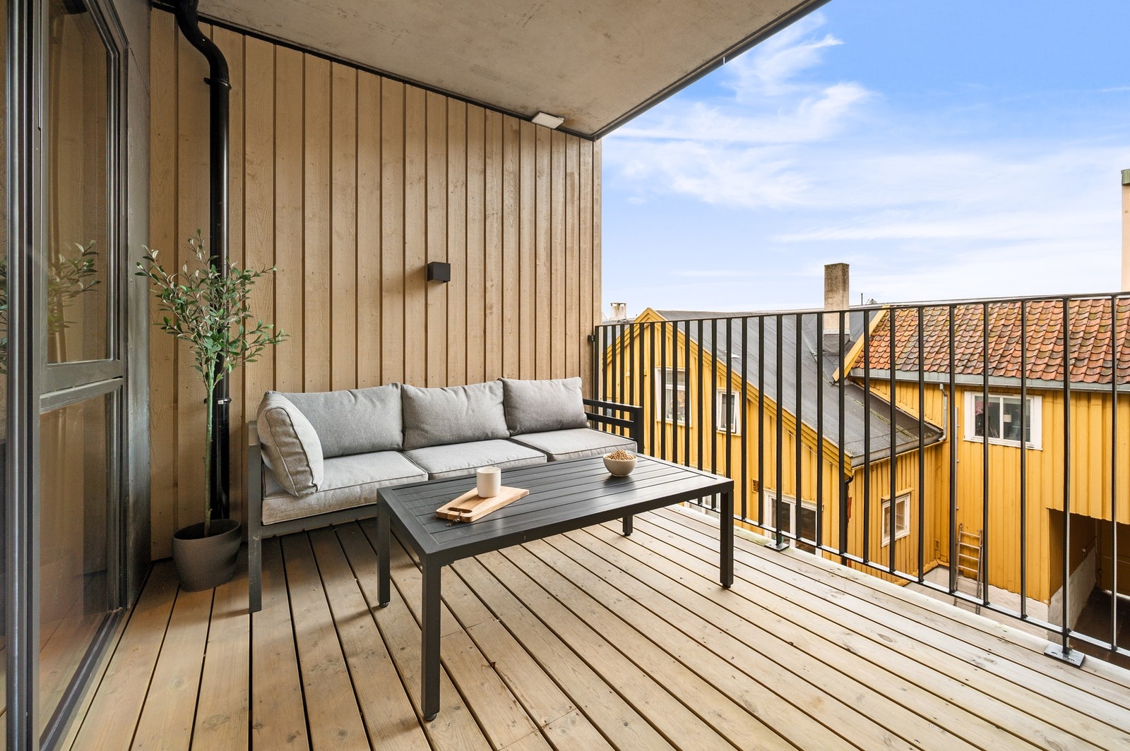 Fra stuen er det adgang til denne nord-øst vendte balkongen på over 8 m². Galleribilde