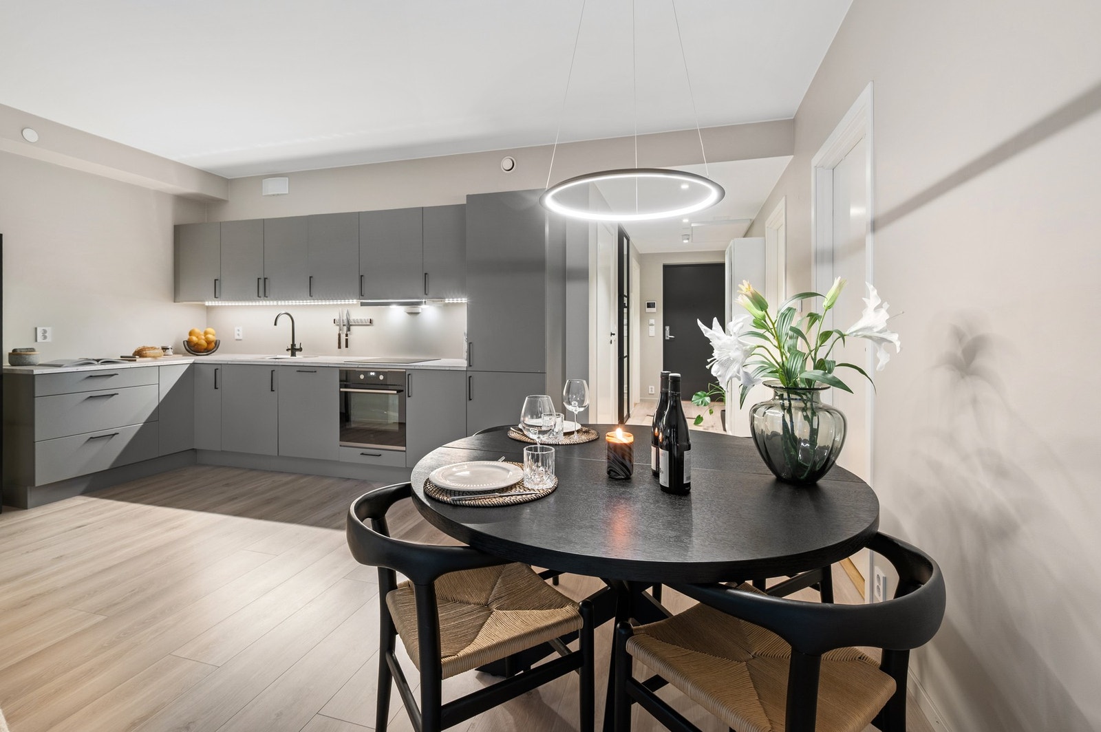 Spisebordet finner sin naturlige plass i overgangen mellom stue og kjøkken. Galleribilde