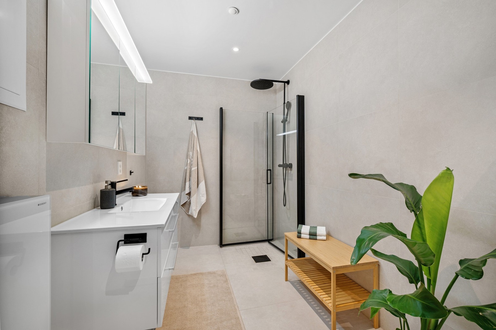 Delikat bad med moderne flisvalg på over 7 m². Galleribilde