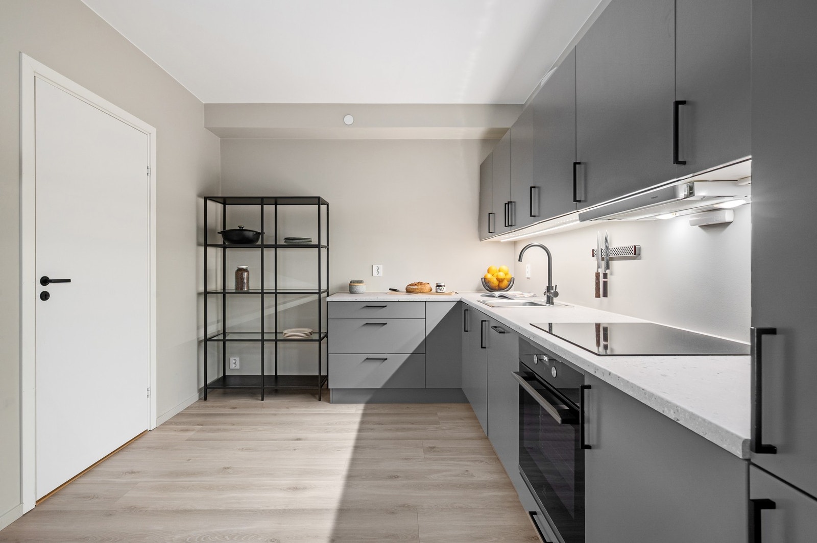 Integrerte hvitevarer på kjøkken følger handelen. Galleribilde