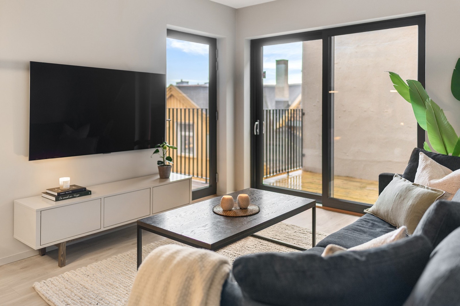 Leiligheten byr på to balkonger/terrasser på tilsammen 18 m². Galleribilde