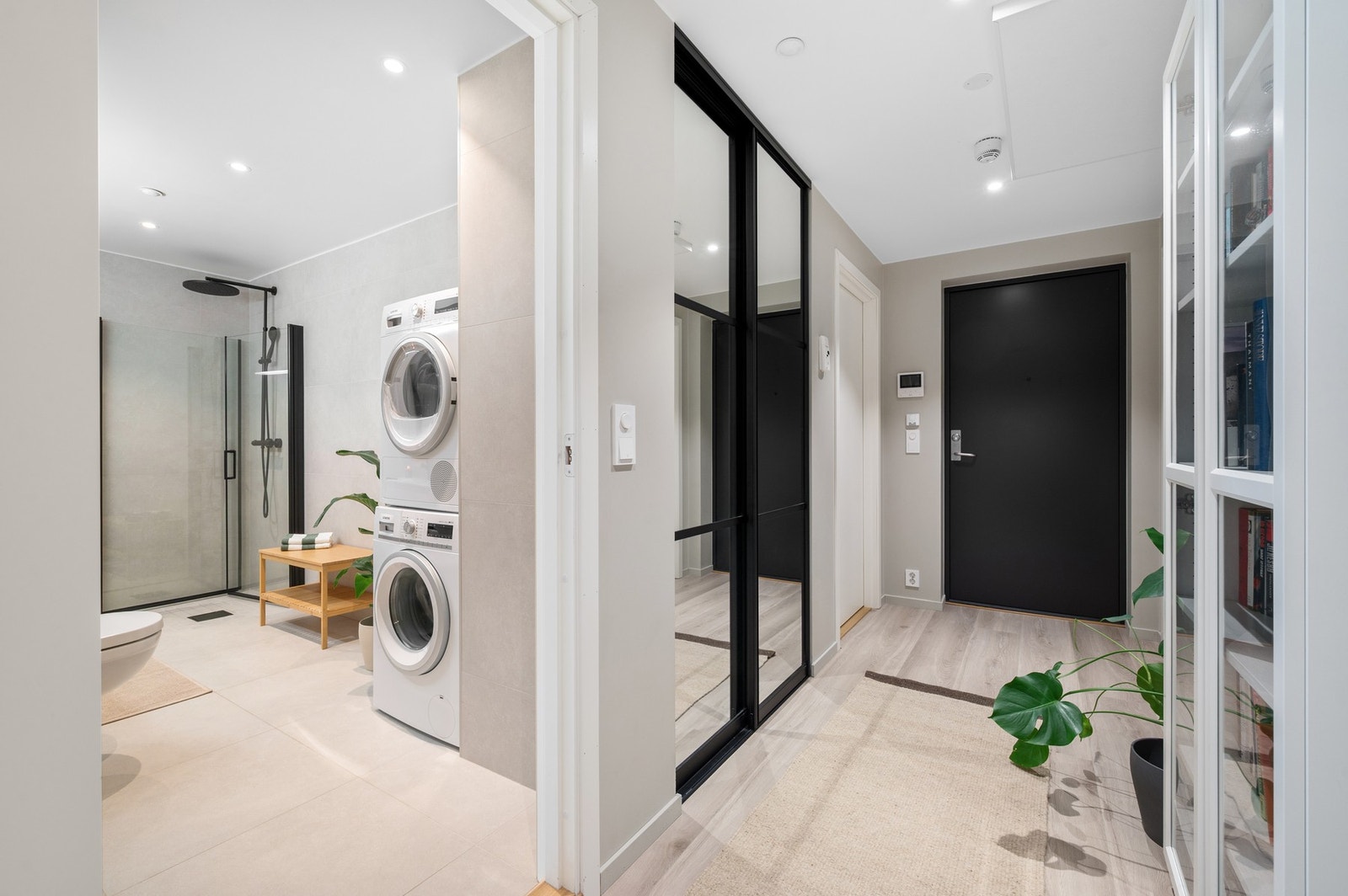 Når du kommer inn i boligen, blir du møtt av en romslig entré. Her finnes en integrert skyvedørsgarderobe m/speilfronter for oppbevaring. Galleribilde