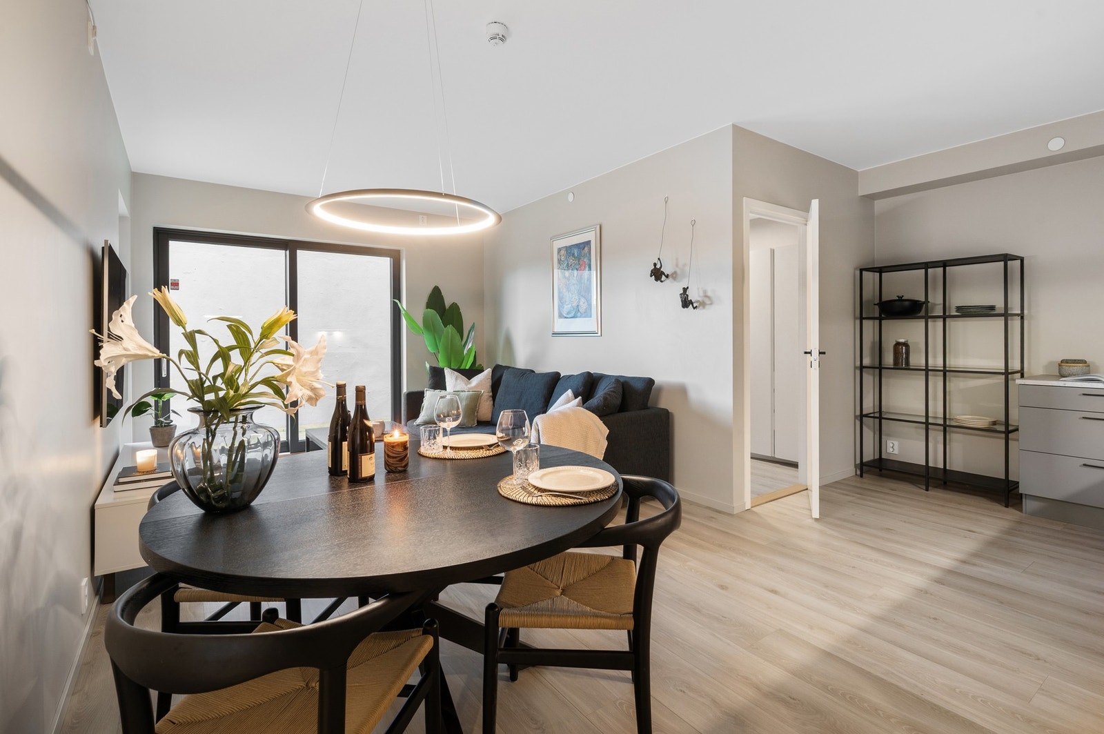 Bygget ble oppført i 2023 med stilrene detaljer og moderne kvaliteter. Galleribilde