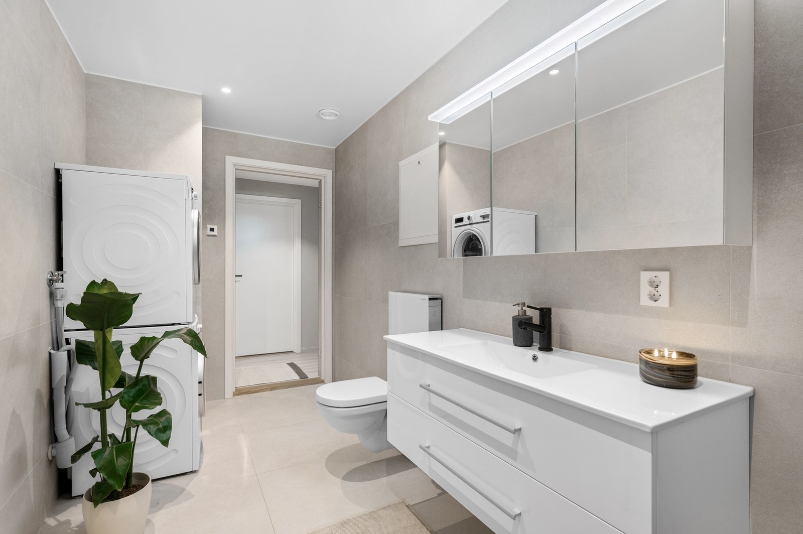 Badet har bl.a. gulvvarme og opplegg for både vaskemaskin og tørketrommel. Galleribilde