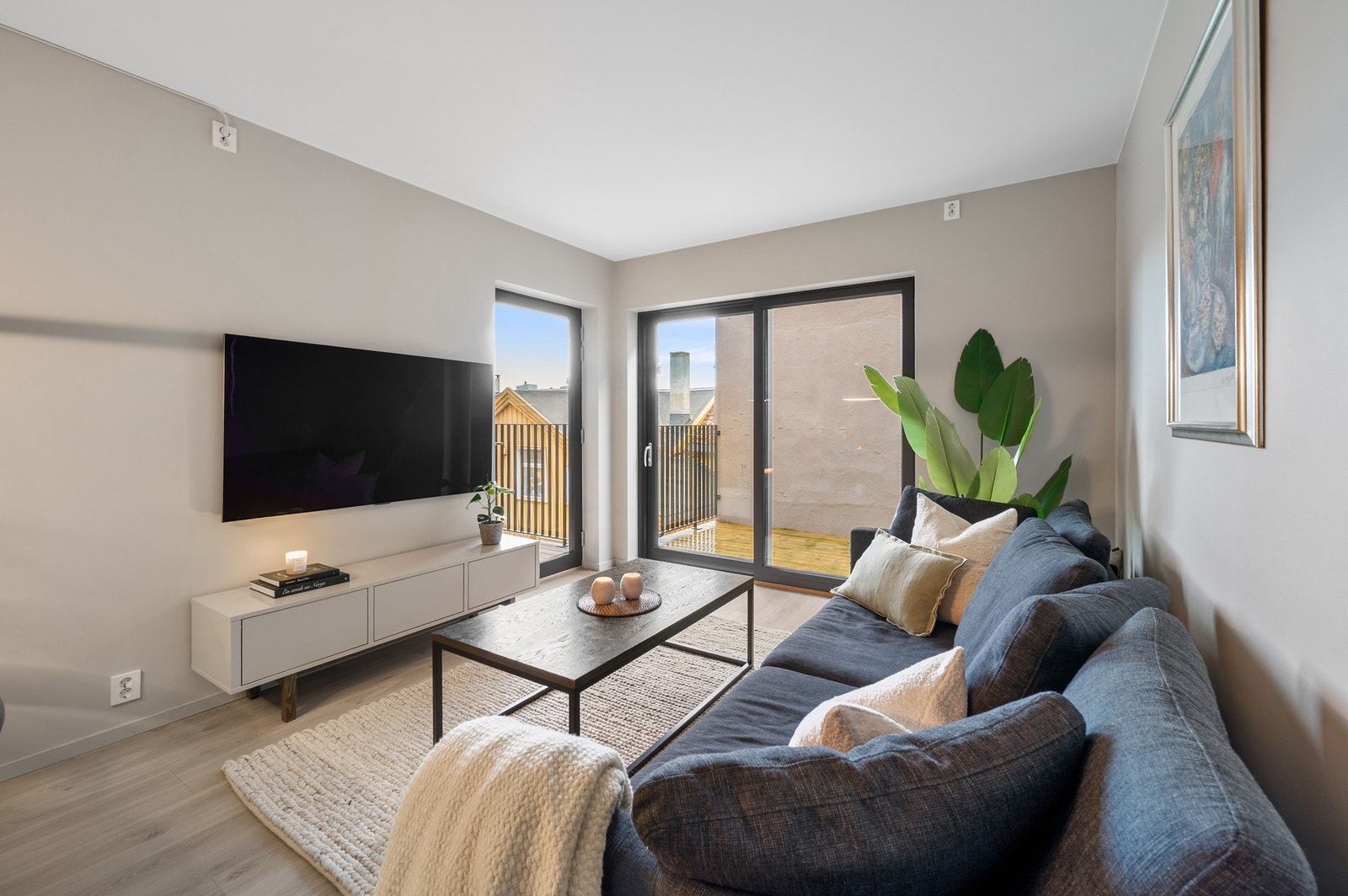 De store vindusflatene, kombinert med beliggenhet i byggets 2.etasje bidrar til en lett atmosfære i boligen. Galleribilde