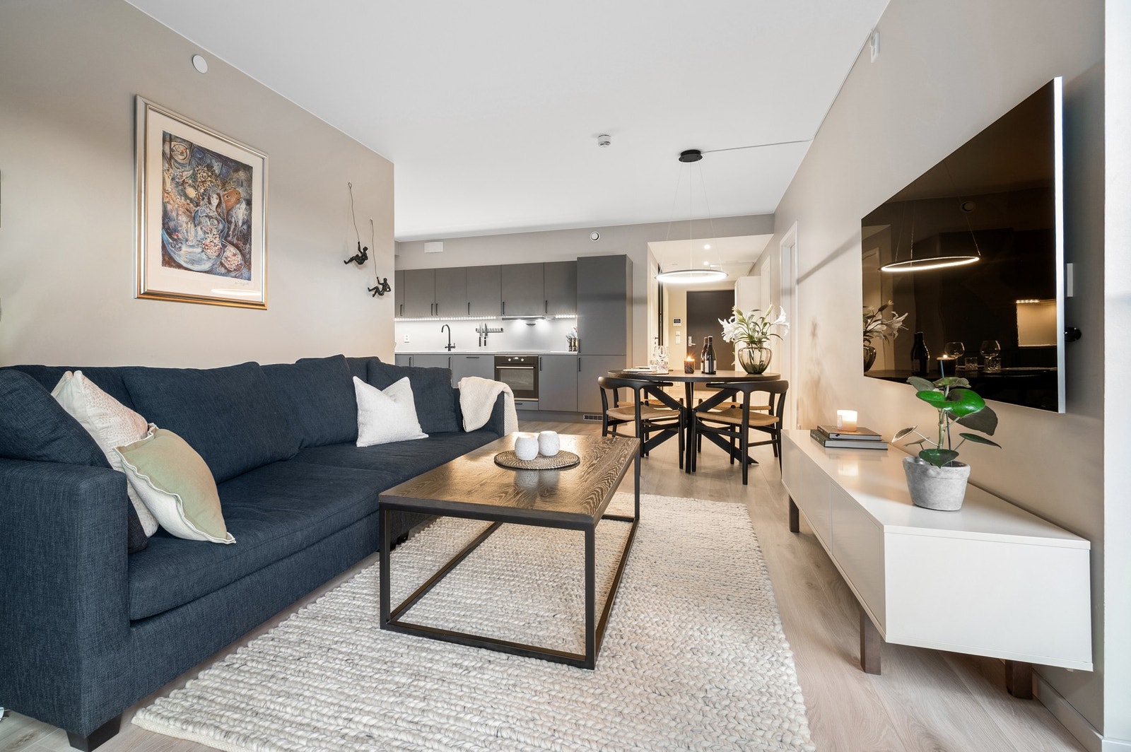 Boligen er vesentlig oppgradert fra 2024 og frem til i dag. Veggene til sov 3 er lettvegger og enkelt tas ned, for å åpne opp stuen ytterligere (se planskisse). Galleribilde