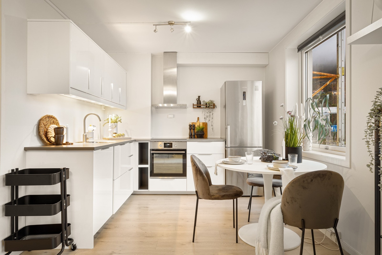 Stilrent og pent kjøkken levert av Ikea med høyglansfronter. Galleribilde