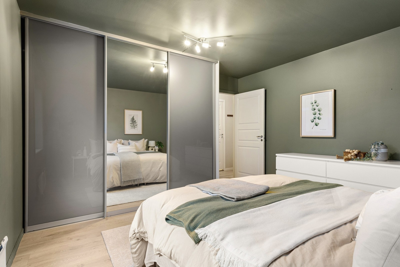 Stor skyvedørsgarderobe medfølger. Galleribilde