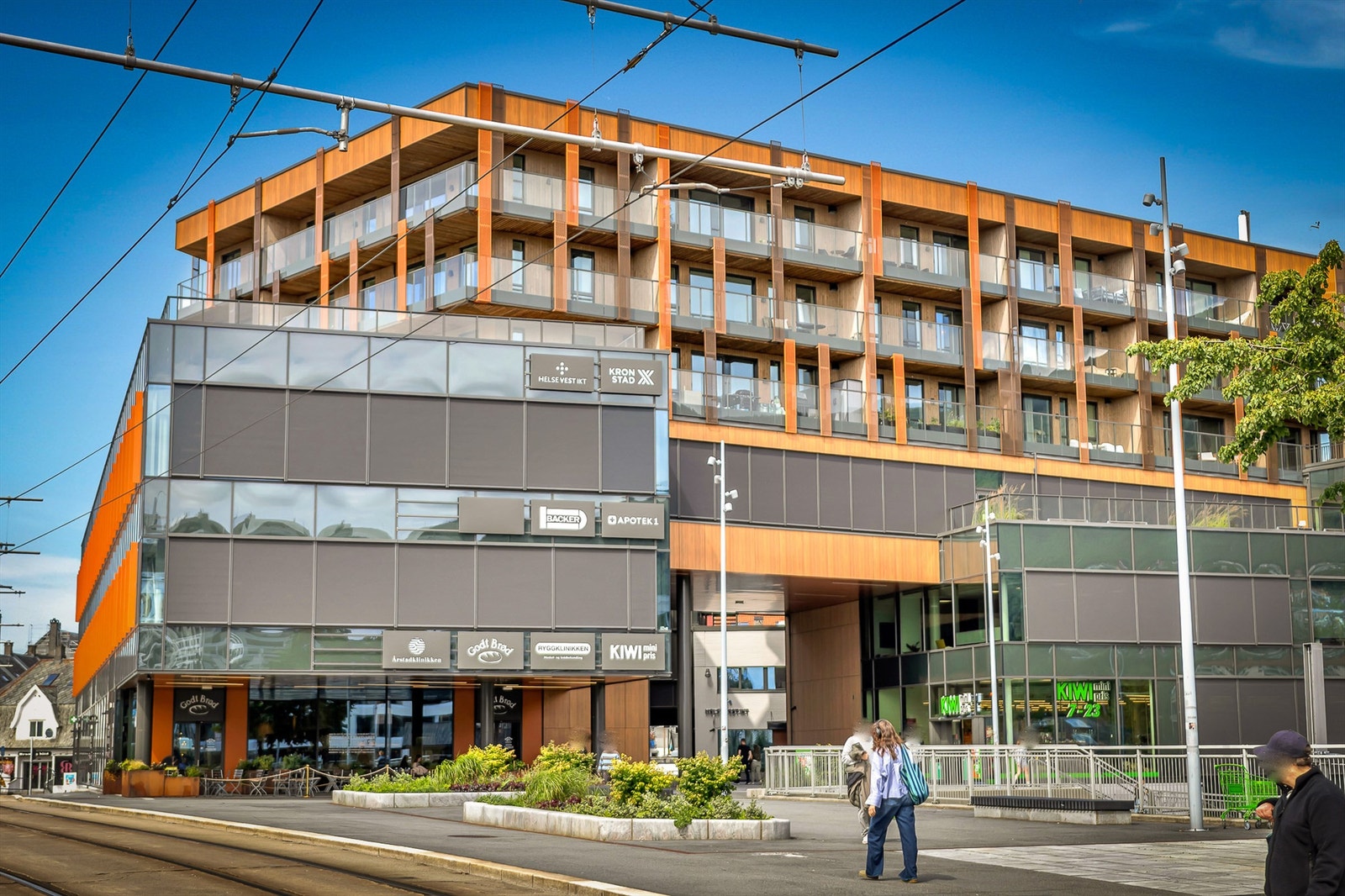 I Kronstad X-bygget finner du blant annet KIWI, apotek, bakeri og helsetilbud. Bygget ligger rett ved bybanetraséen og kollektivknutepunktet på Danmarksplass. Galleribilde