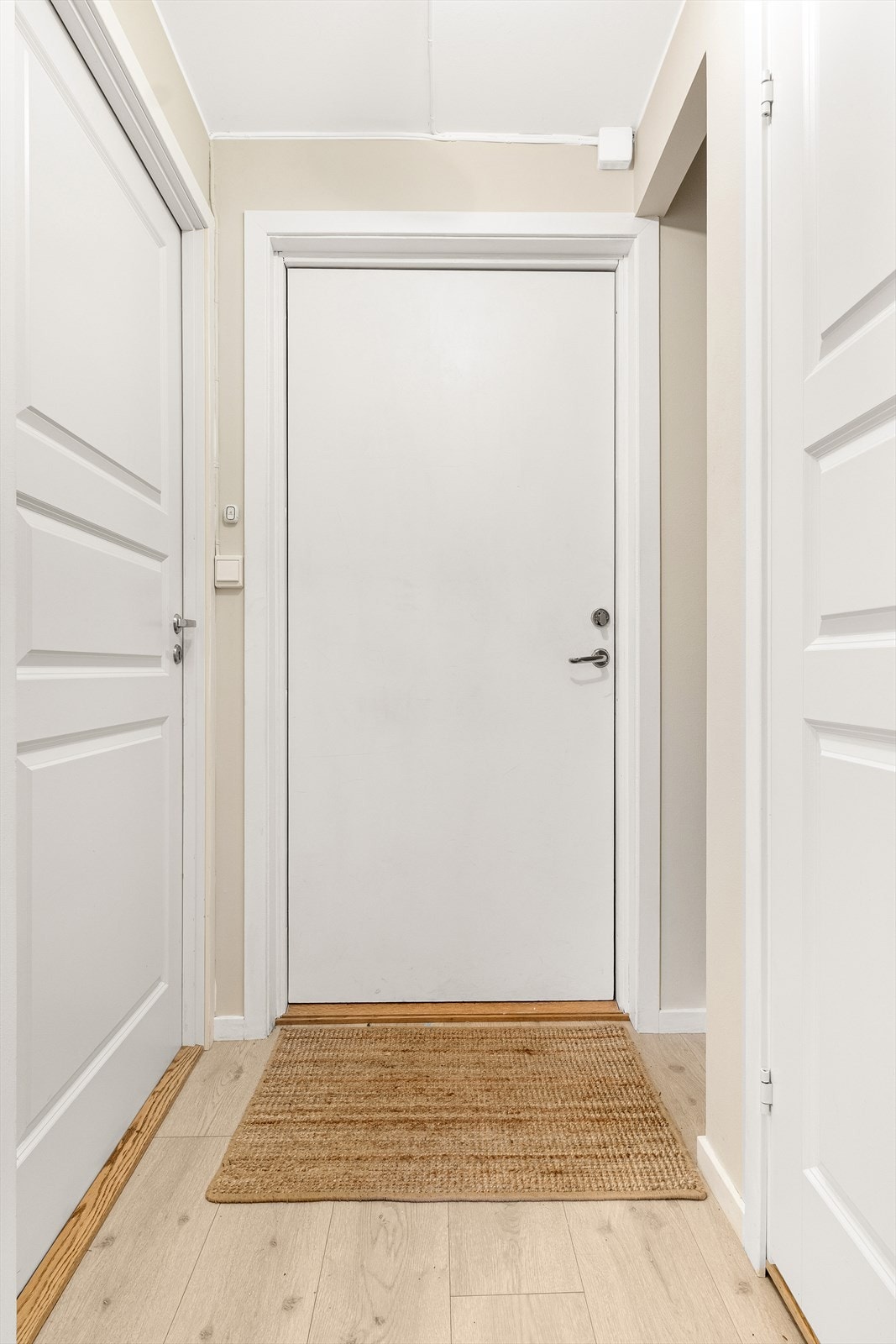 Gangen leder videre til bad og et meget romslig soverom. Galleribilde