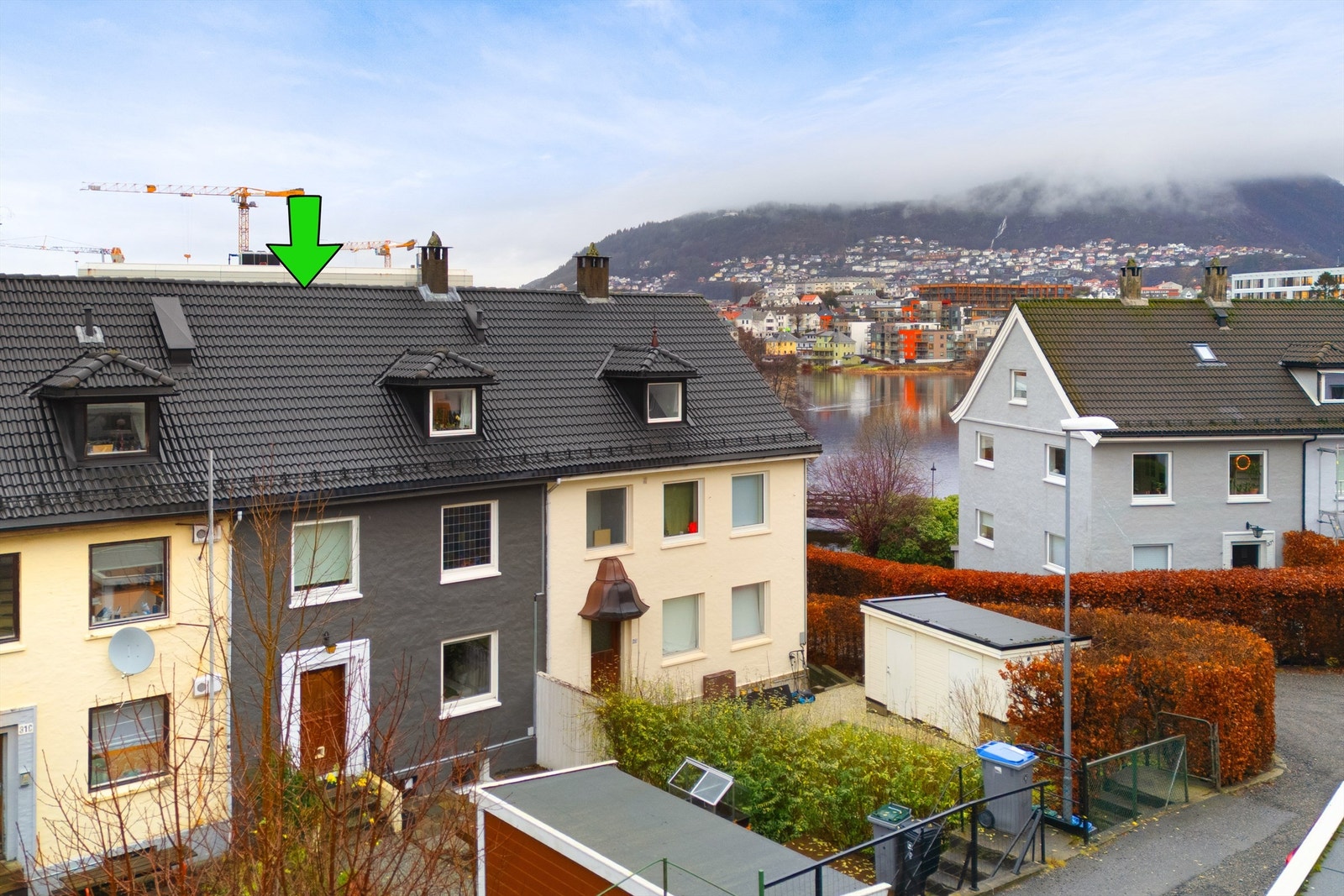 Leiligheten har en utmerket beliggenhet i rolige og etablerte omgivelser i Svaneviksveien, med kort vei til både bybane, buss og daglige servicetilbud. Galleribilde