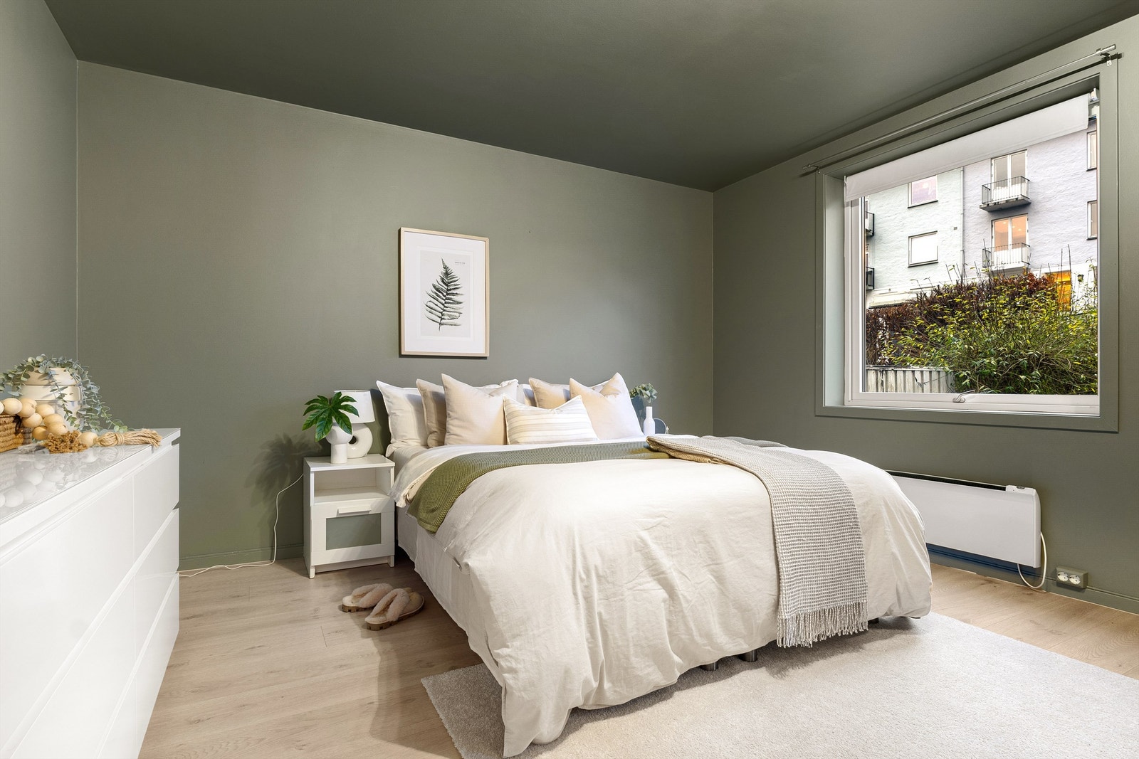 Soverommet er på ca. 15 kvm med god plass til dobbeltseng og annet møblement. Galleribilde