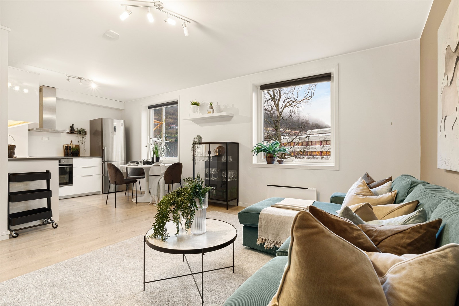 Leiligheten fremstår som innbydende med lyse og moderne overflater. Foto: Stian Inderhaug. Galleribilde