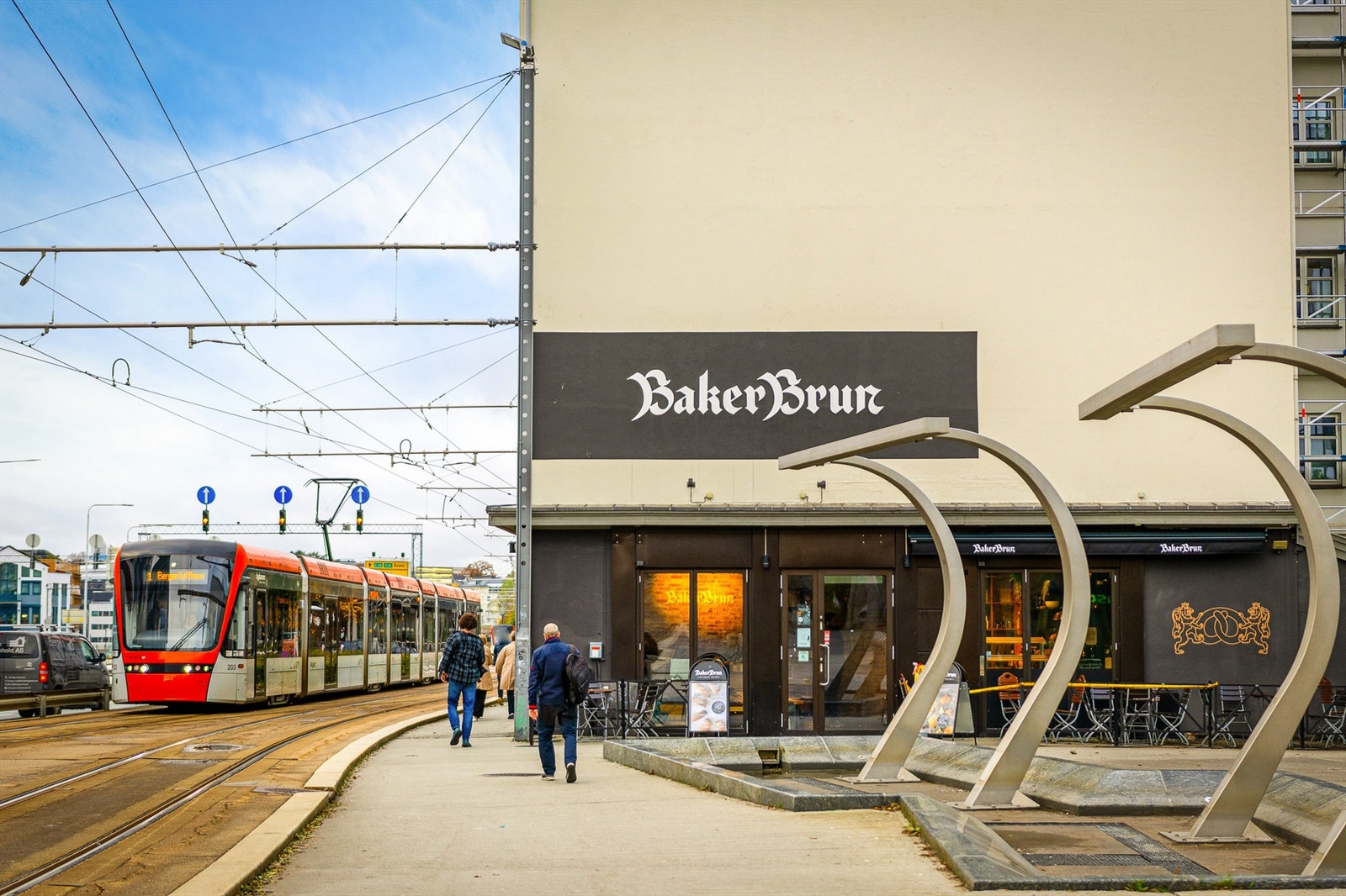 Med gangavstand til Danmarksplass har du enkel tilgang til et av Bergens viktigste kollektivknutepunkt, samt et variert utvalg av butikker, serveringstilbud og daglige servicetilbud. Galleribilde