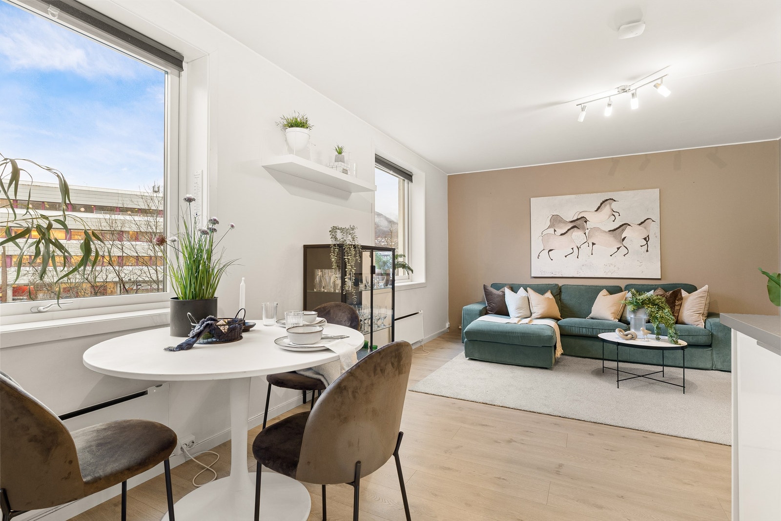 Meget god planløsning med plass til både spisebord og sofagruppe. Foto: Stian Inderhaug. Galleribilde