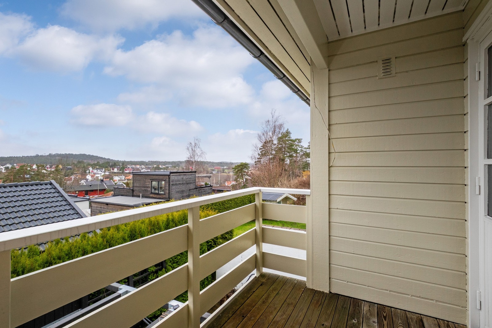 Overbygget balkong med fin utsikt over nærområdet. Galleribilde