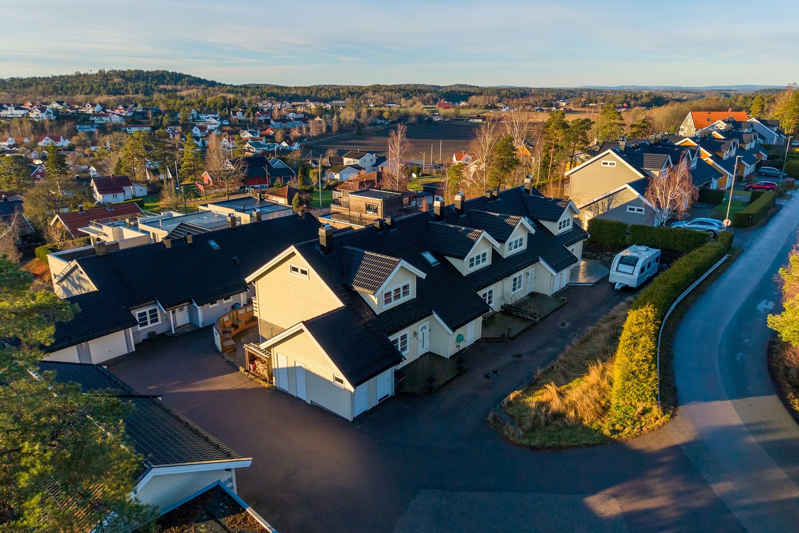 Eiendommen ligger i et rolig, attraktivt og familievennlig boligområde på Duken i Færder kommune. Galleribilde